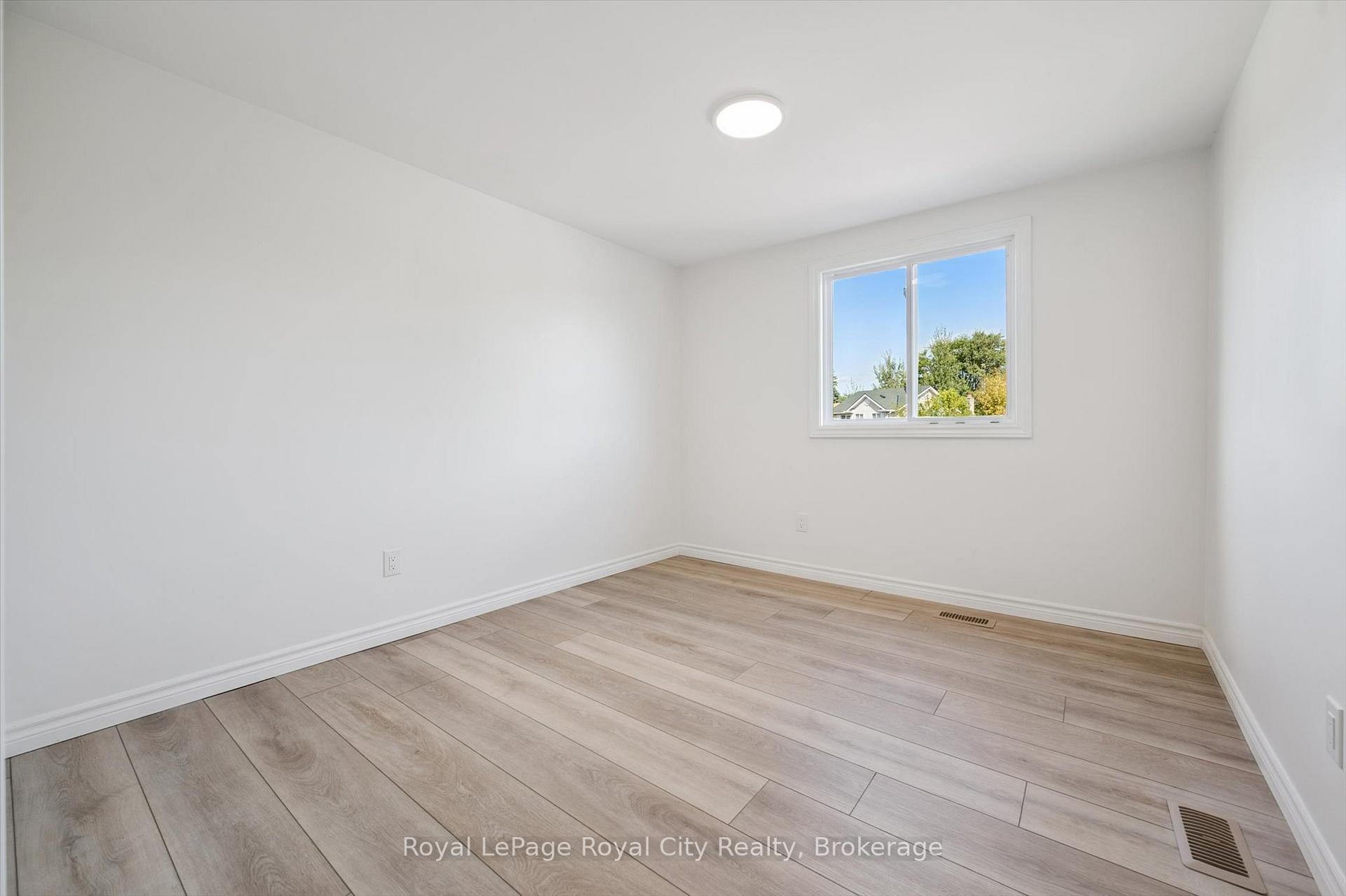 Photo 21 of 43 Koch Drive, Guelph, Kortright West — HOMEH