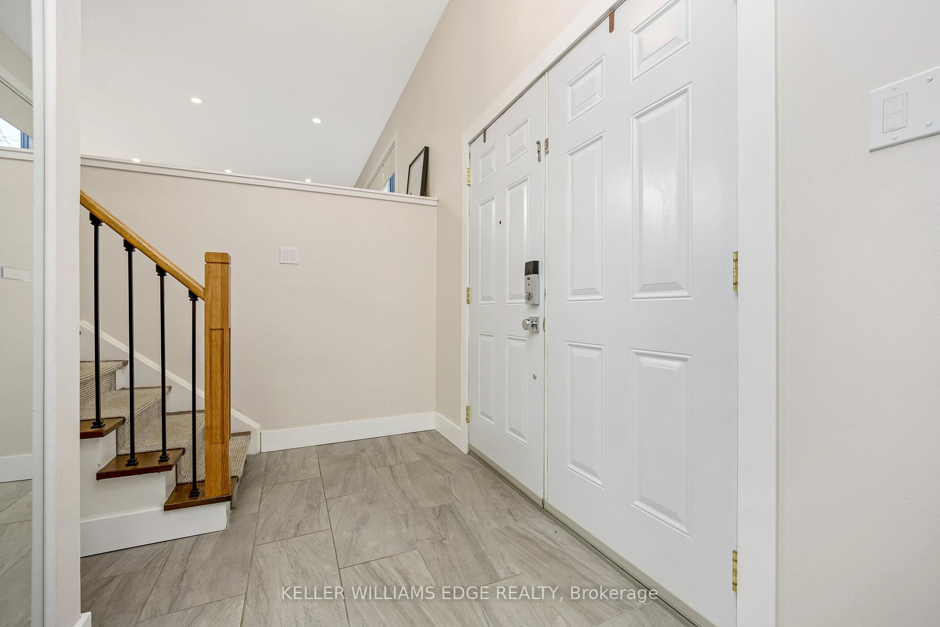 Photo 4 of 710 Applewood Crescent, Milton, Dorset Park — HOMEH
