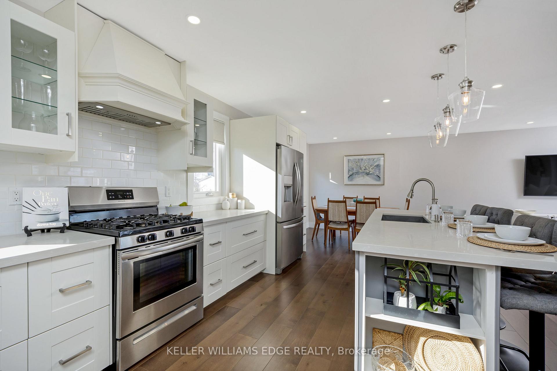 Photo 6 of 710 Applewood Crescent, Milton, Dorset Park — HOMEH