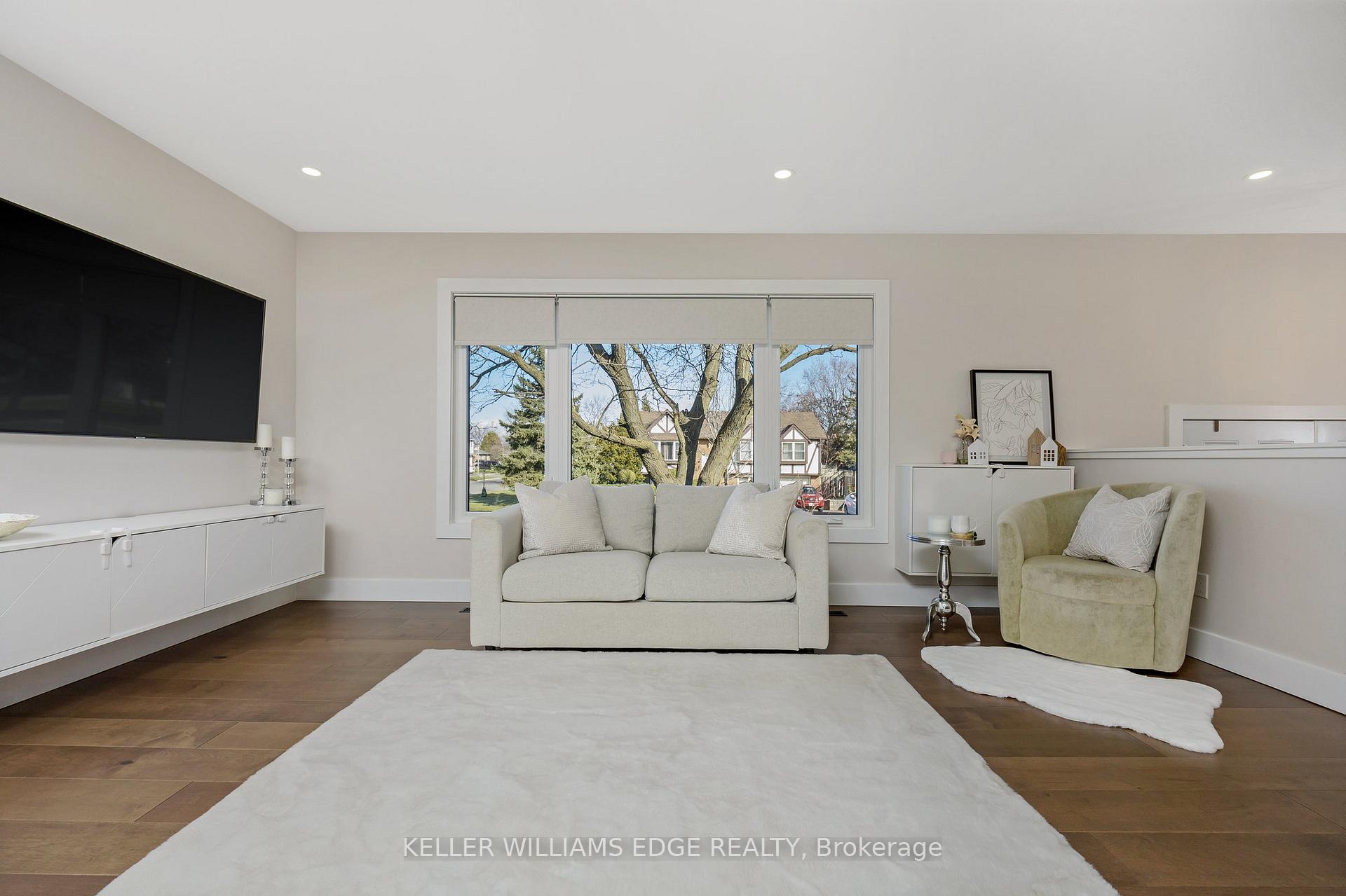 Photo 9 of 710 Applewood Crescent, Milton, Dorset Park — HOMEH