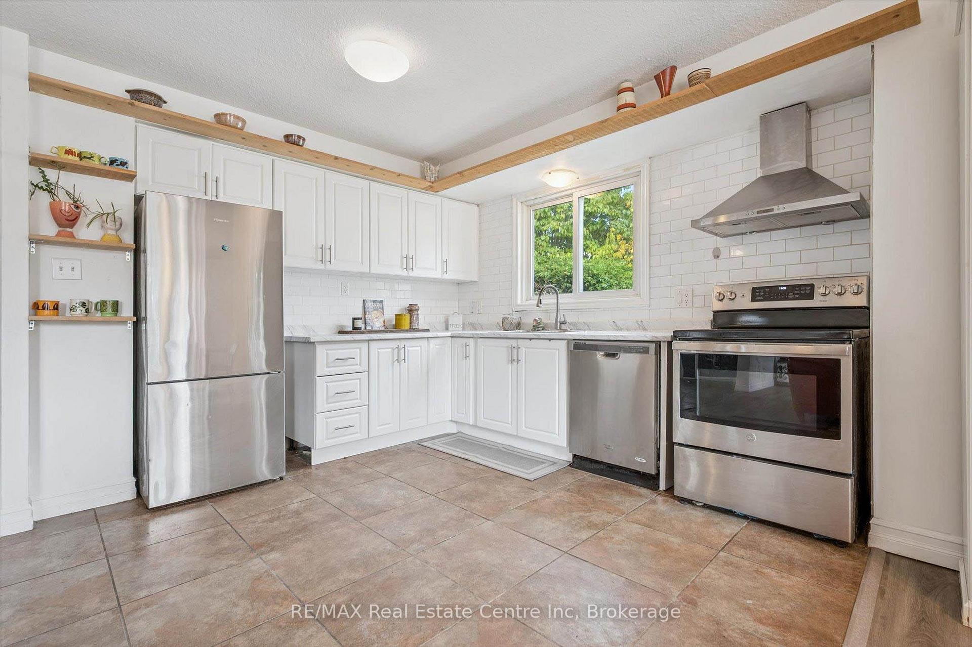 Photo 4 of 15 Avra Court, Guelph, Willow West/Sugarbush/West Acres — HOMEH