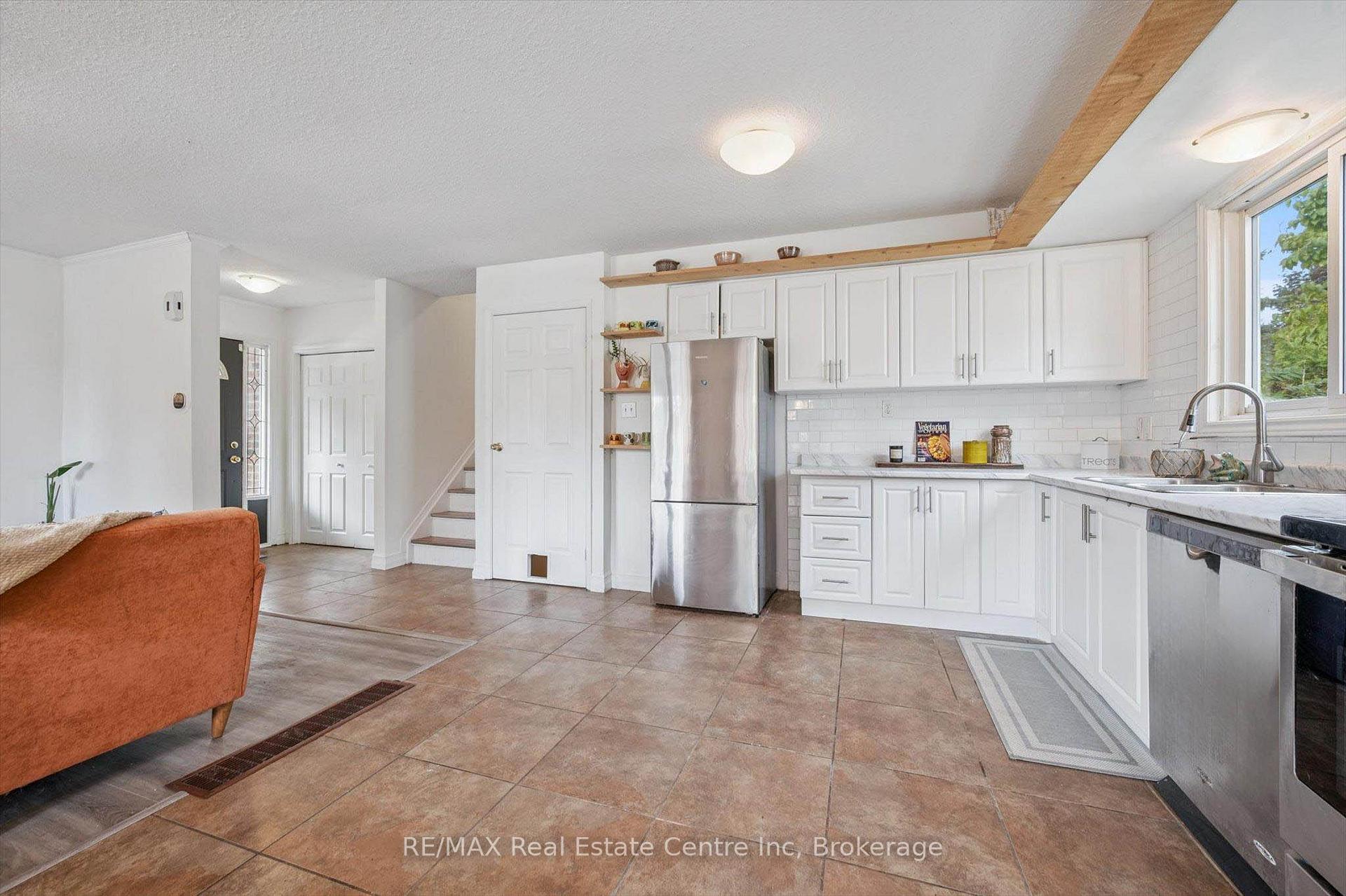 Photo 5 of 15 Avra Court, Guelph, Willow West/Sugarbush/West Acres — HOMEH