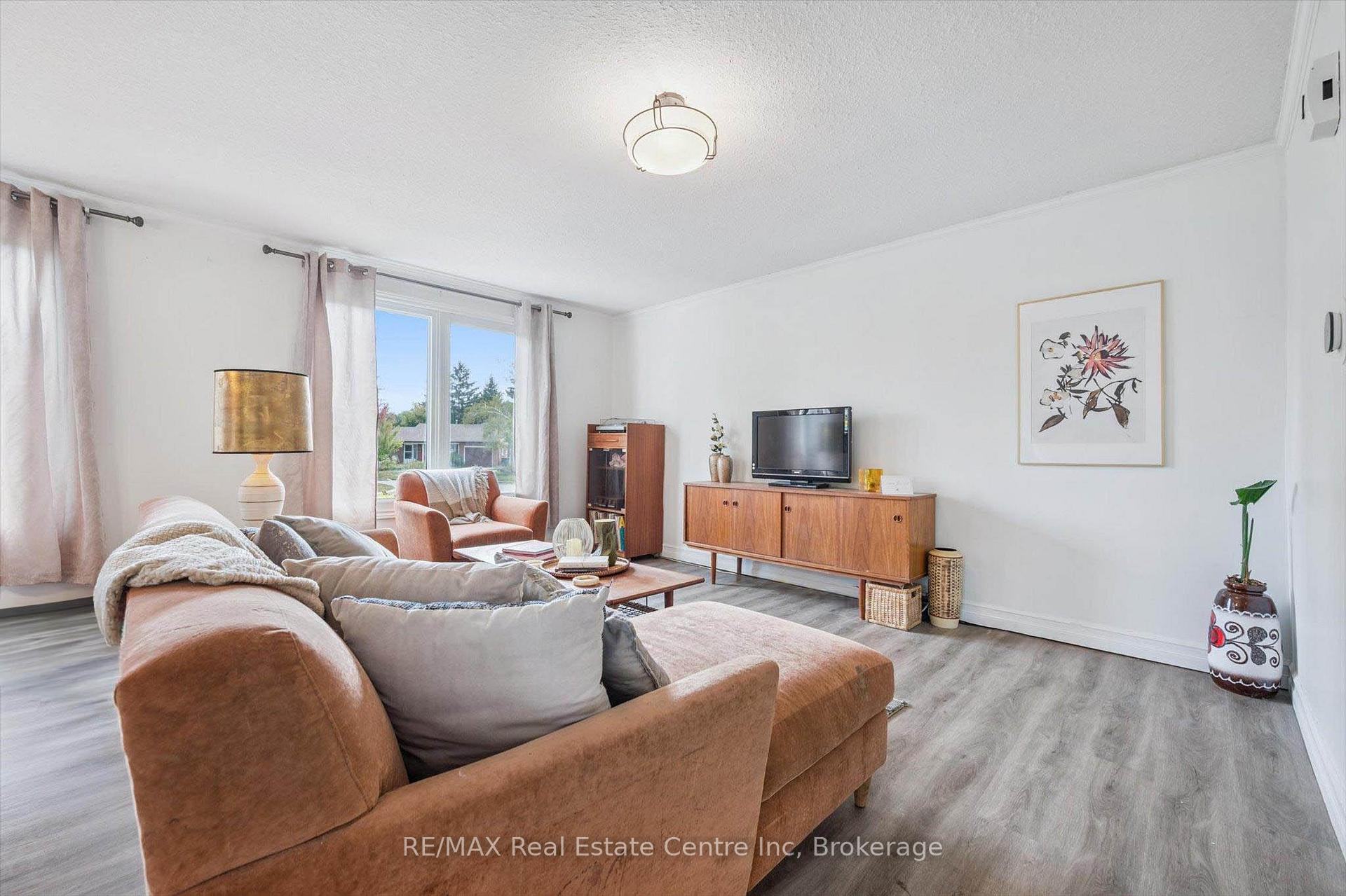 Photo 8 of 15 Avra Court, Guelph, Willow West/Sugarbush/West Acres — HOMEH