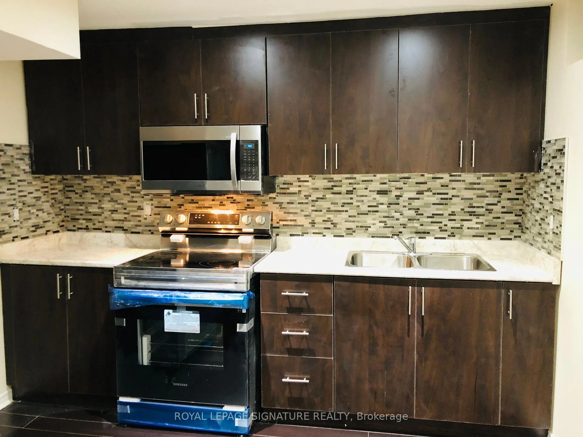 Photo 2 of Unit 2, 143 Crystal Glen Crescent, Brampton, Credit Valley — HOMEH