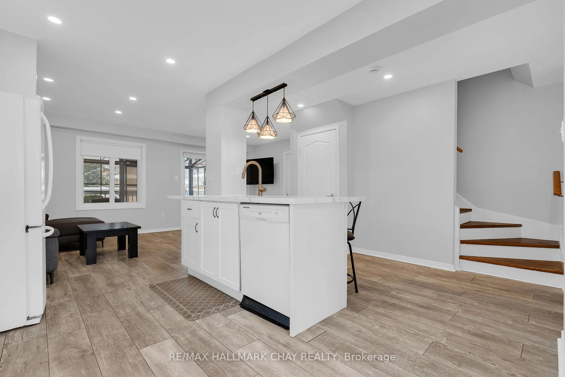 Photo 4 of 20 Daniele Avenue S, New Tecumseth, Beeton — HOMEH