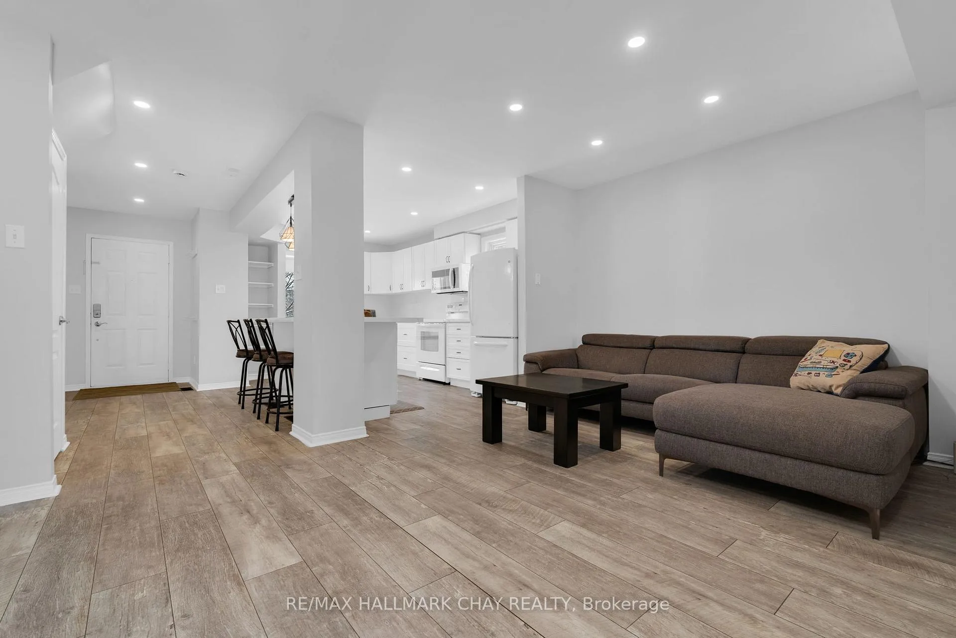 Photo 8 of 20 Daniele Avenue S, New Tecumseth, Beeton — HOMEH