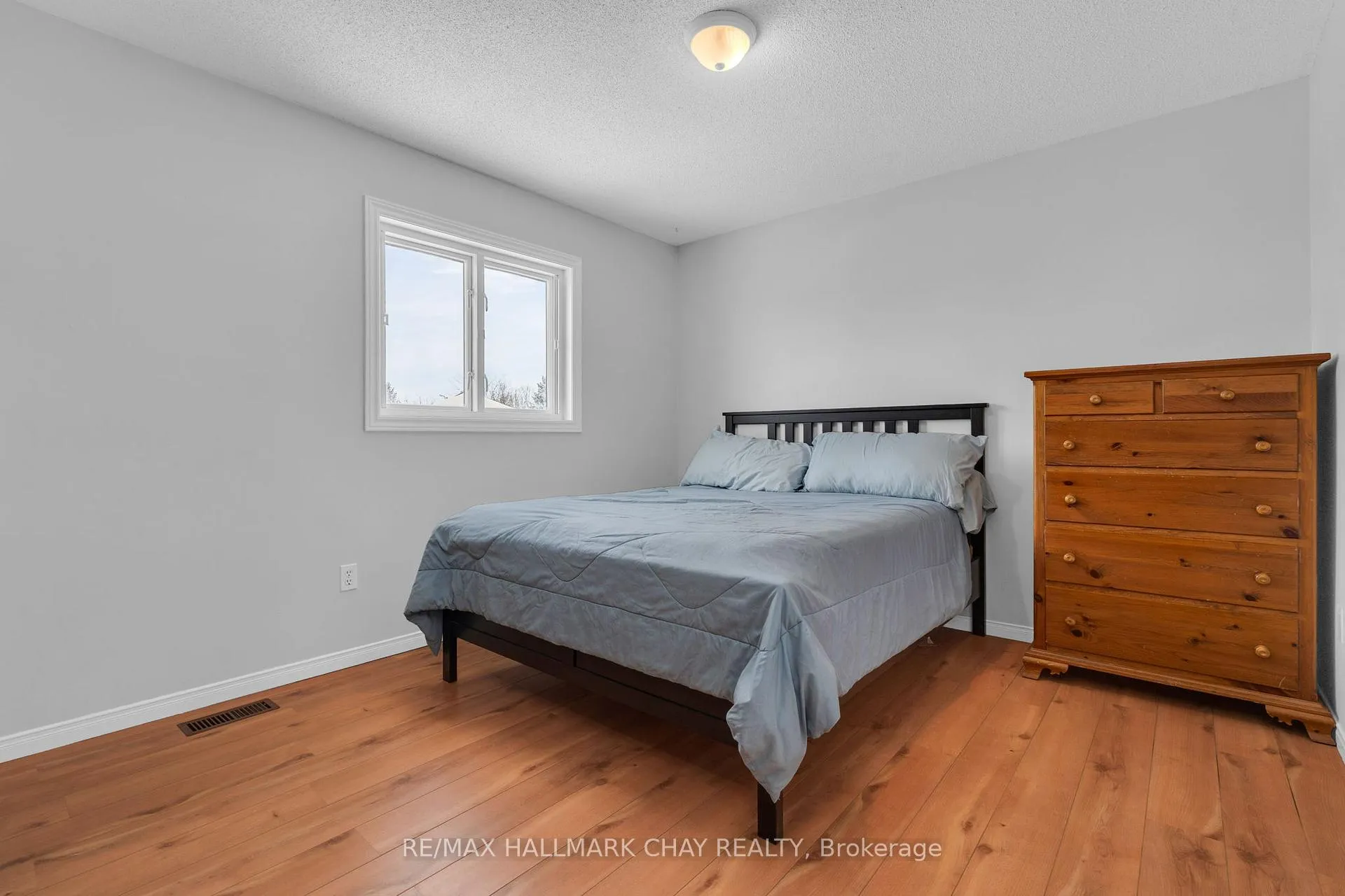 Photo 17 of 20 Daniele Avenue S, New Tecumseth, Beeton — HOMEH