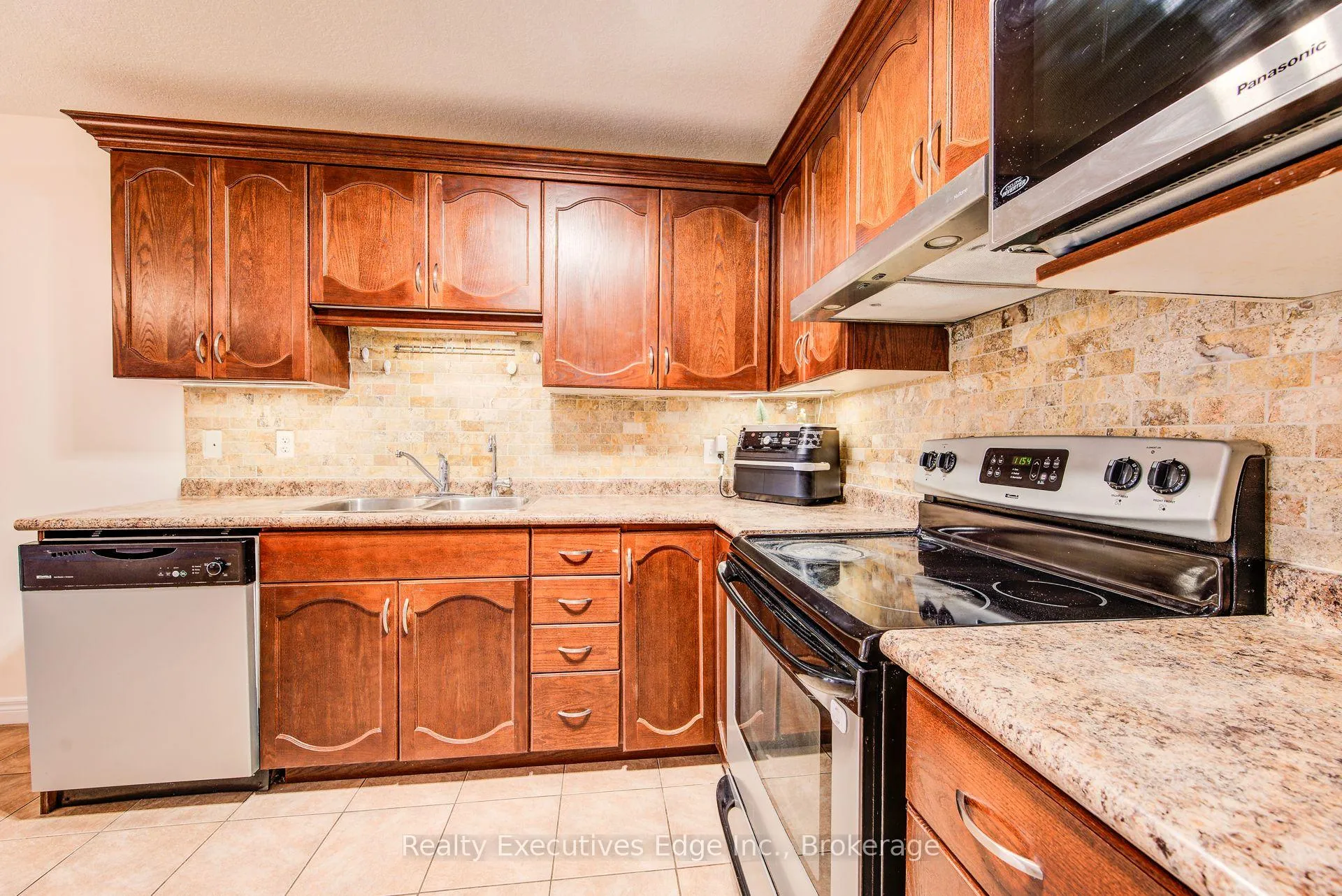 Photo 10 of 46 Clough Crescent, Guelph, Pineridge/Westminster Woods — HOMEH