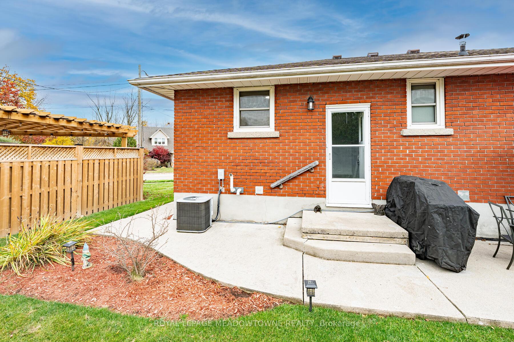 Photo 2 of Unit Unit B, 15 Summit Crescent, Guelph, Exhibition Park — HOMEH
