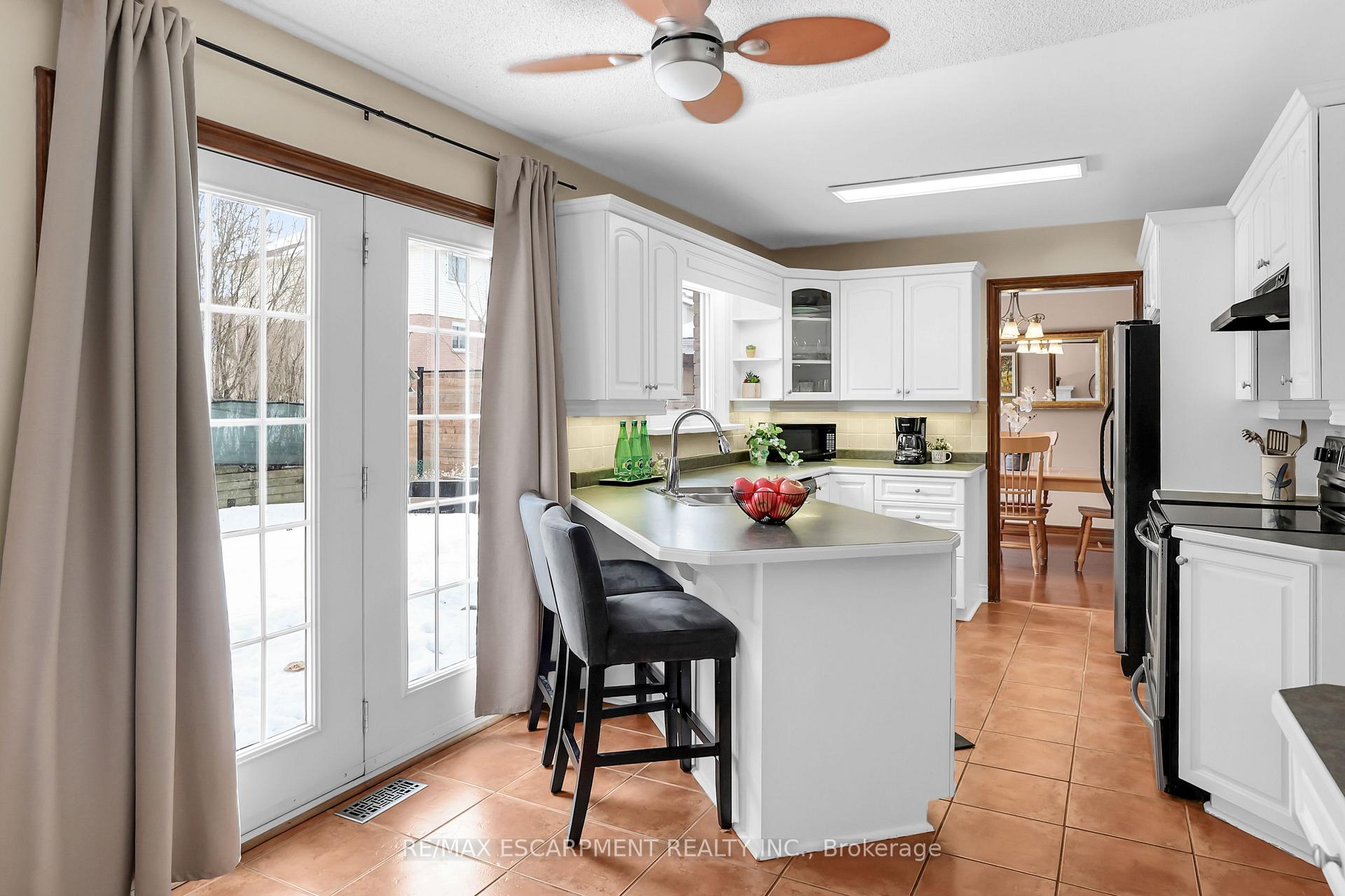 Photo 10 of 3 Farrell Drive, Grimsby, Grimsby West — HOMEH