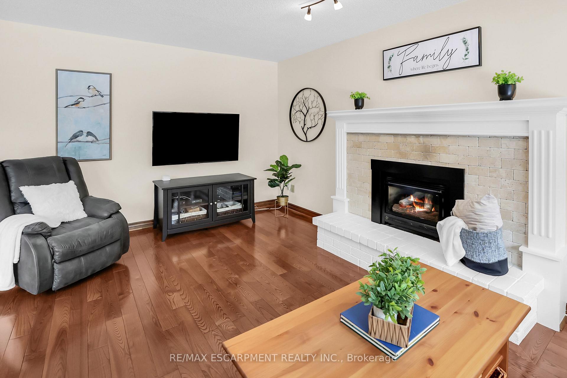 Photo 12 of 3 Farrell Drive, Grimsby, Grimsby West — HOMEH