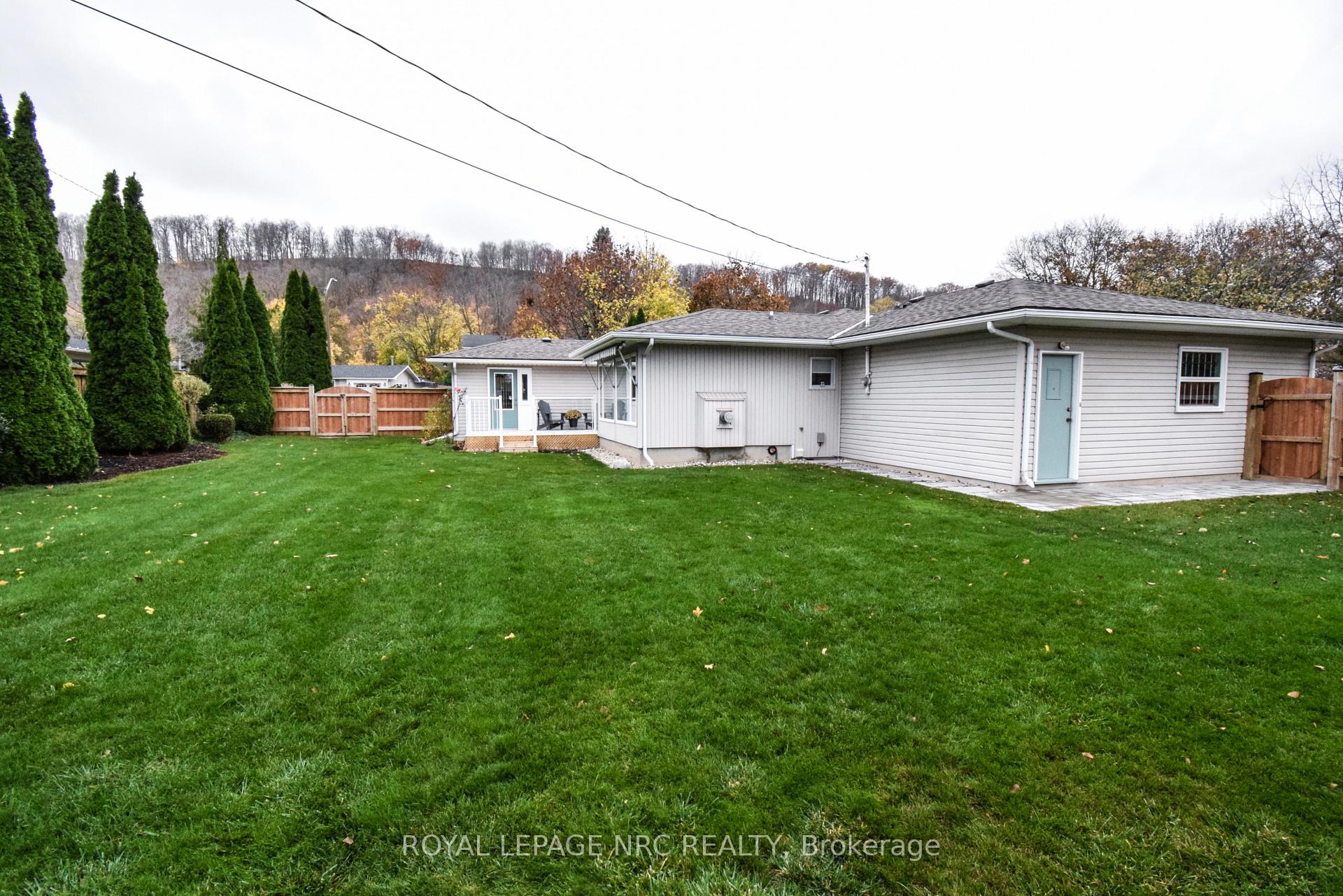Photo 3 of 15 Burgess Drive, Grimsby, Grimsby East — HOMEH