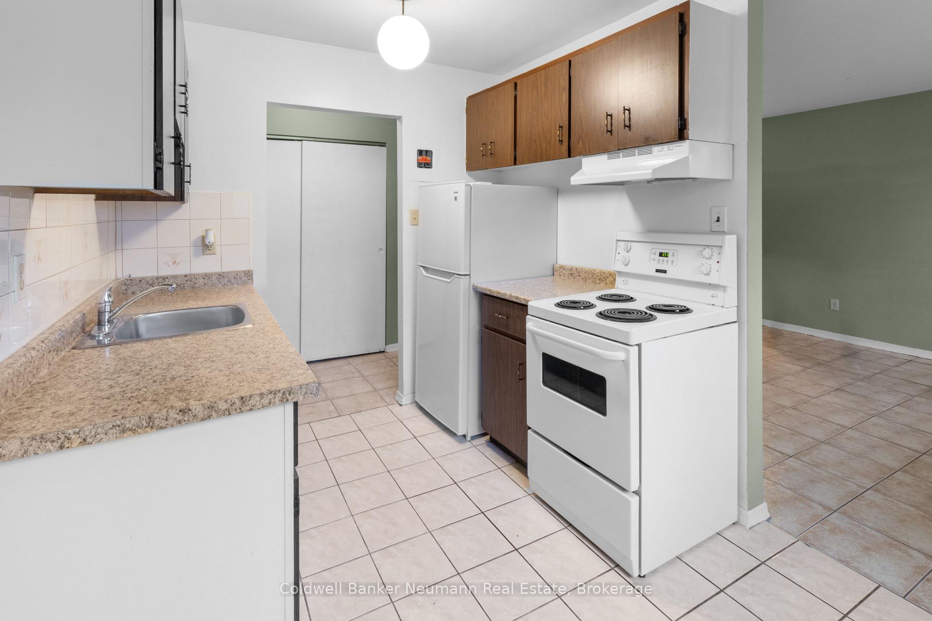 Photo 3 of Unit 3, 8 Delaware Avenue, Guelph, Victoria North — HOMEH