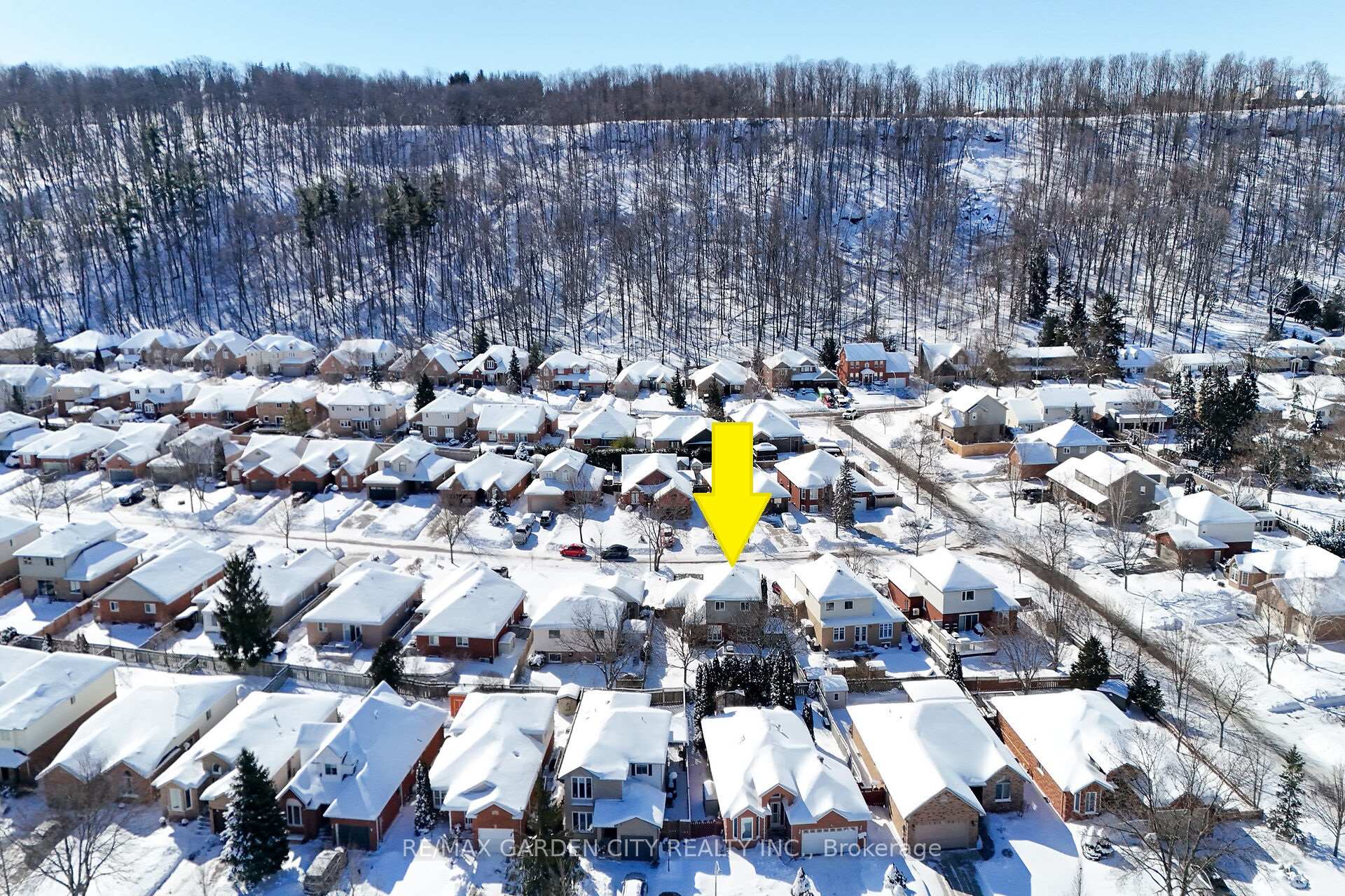 Photo 2 of 94 Colonial Crescent, Grimsby, Grimsby East — HOMEH