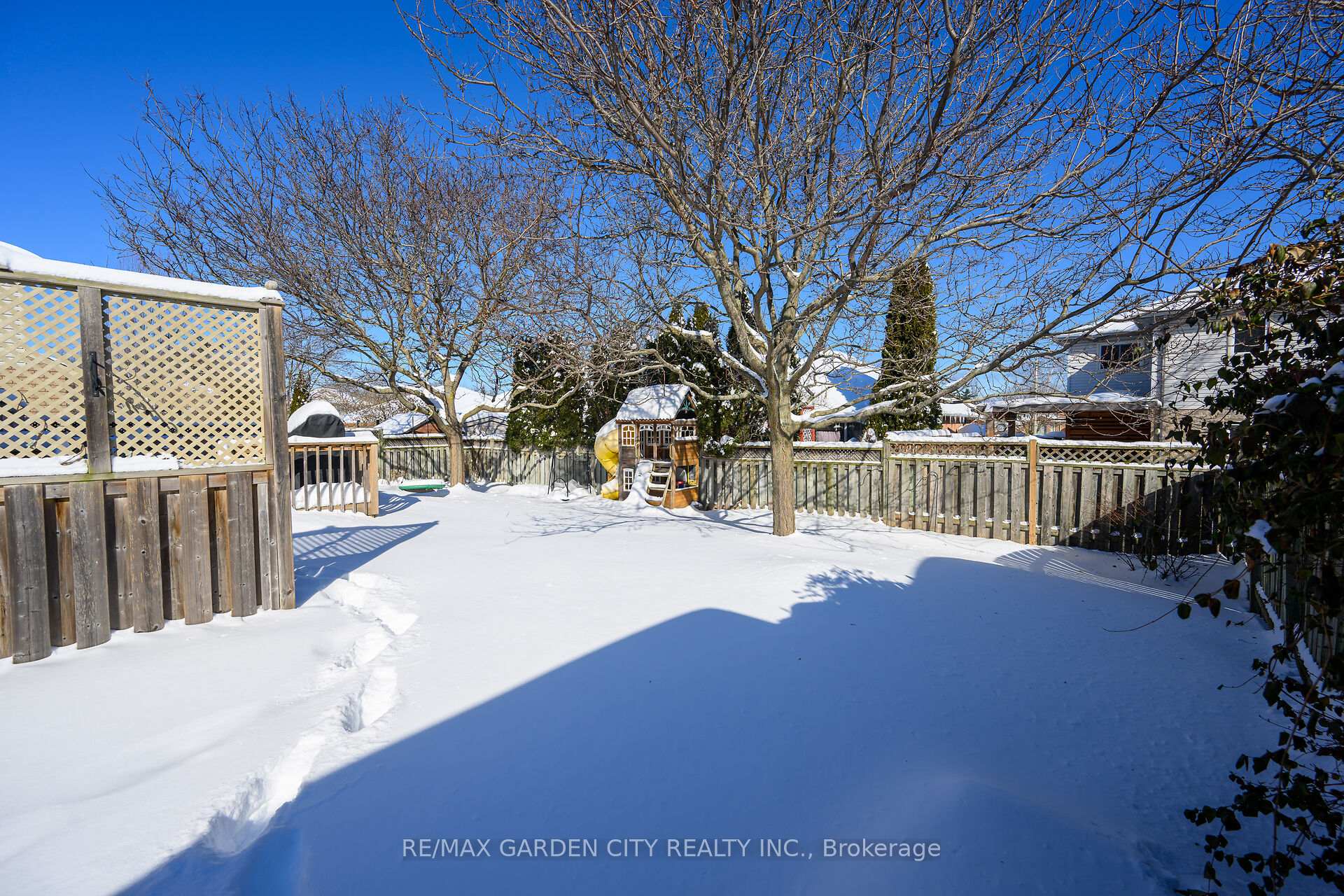Photo 29 of 94 Colonial Crescent, Grimsby, Grimsby East — HOMEH