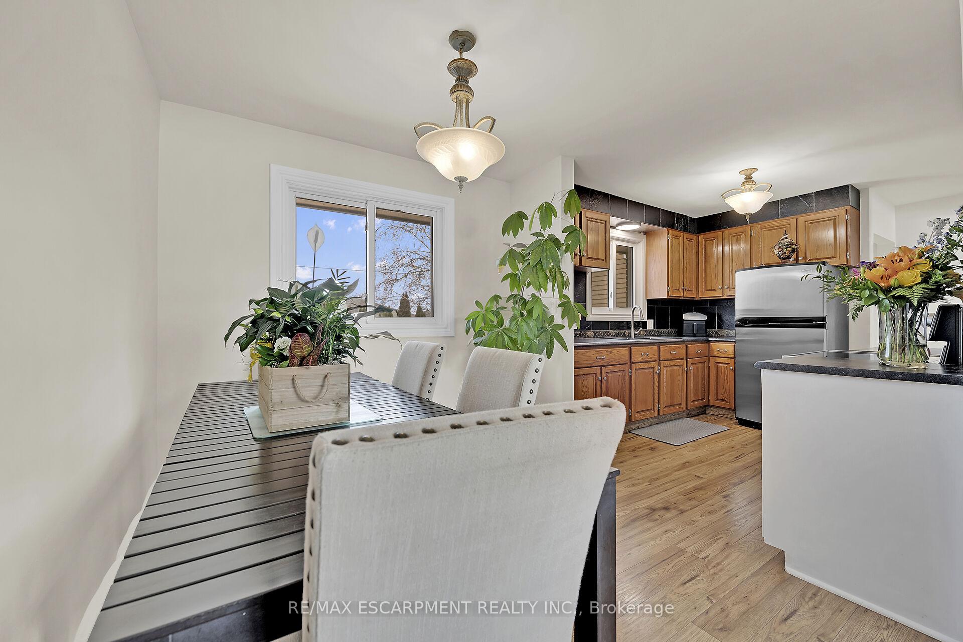Photo 12 of 10 Almond Gardens, Grimsby, Grimsby Beach — HOMEH