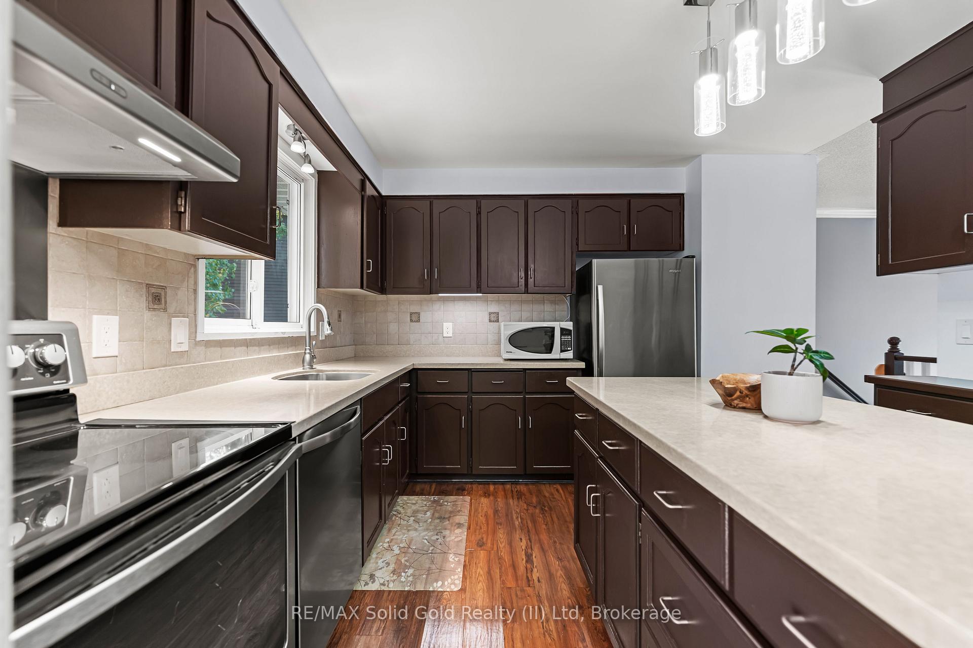 Photo 15 of 37 Thornhill Drive, Guelph, Willow West/Sugarbush/West Acres — HOMEH