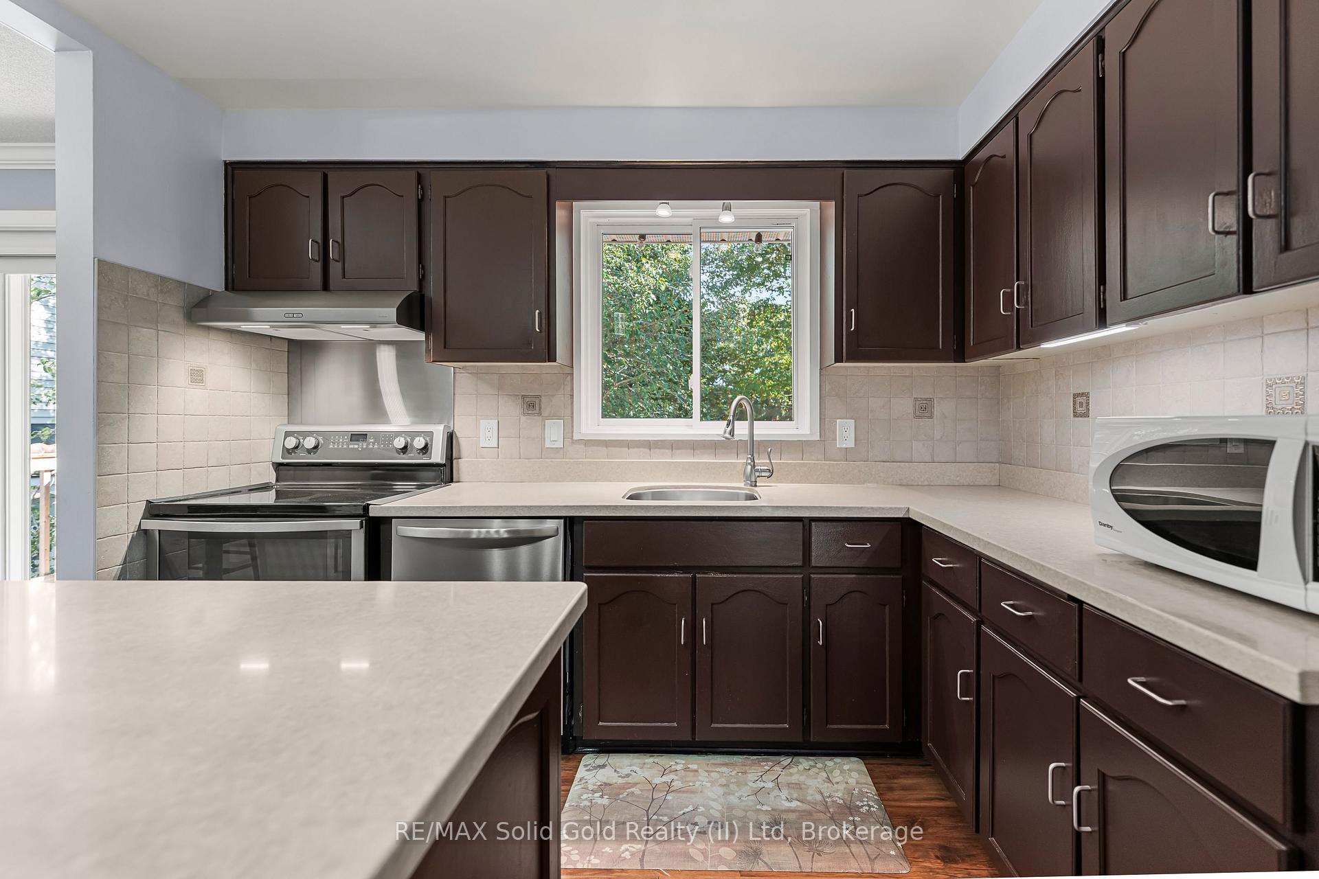Photo 18 of 37 Thornhill Drive, Guelph, Willow West/Sugarbush/West Acres — HOMEH