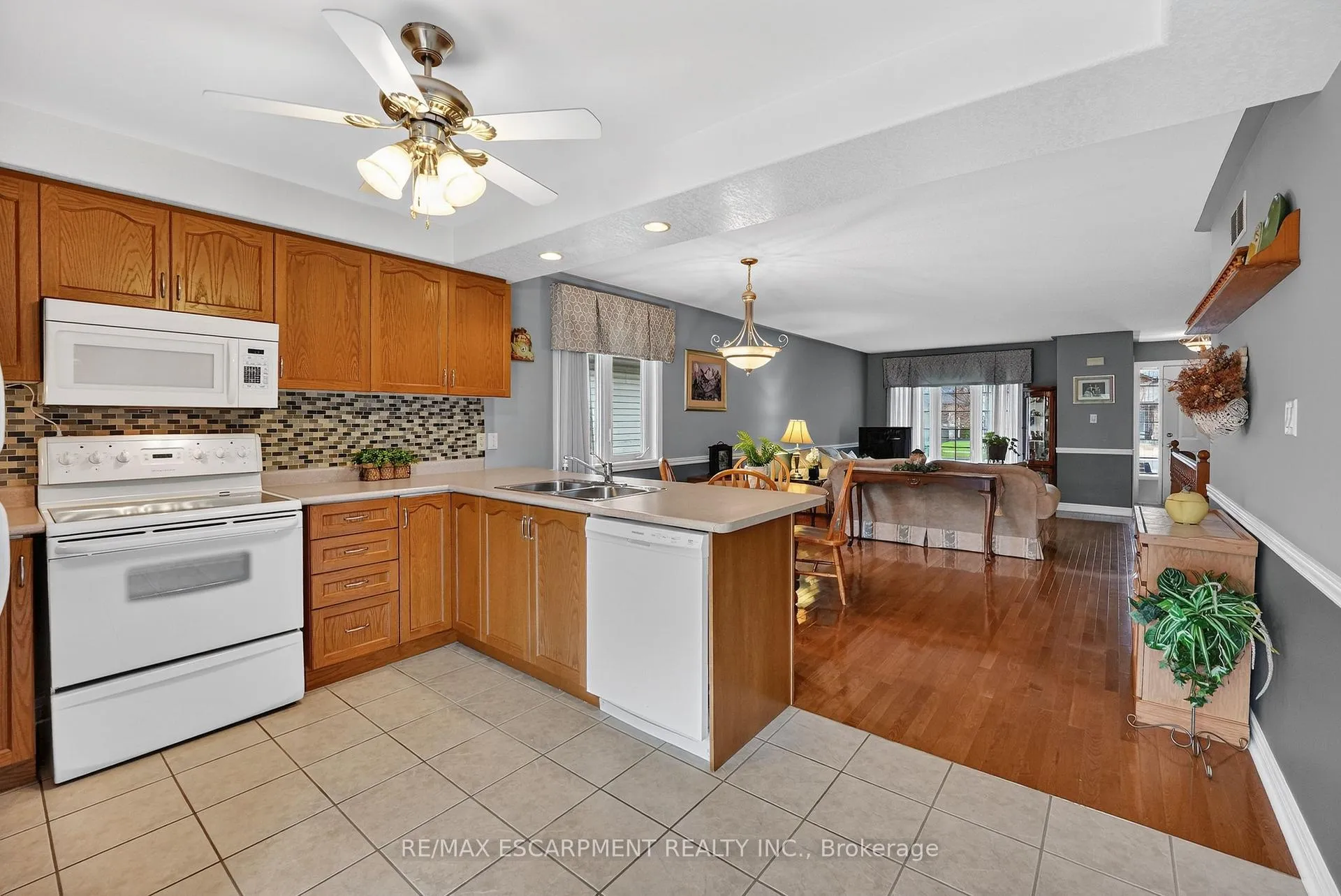 Photo 9 of 12 Courtney Crescent, Welland, N. Welland — HOMEH