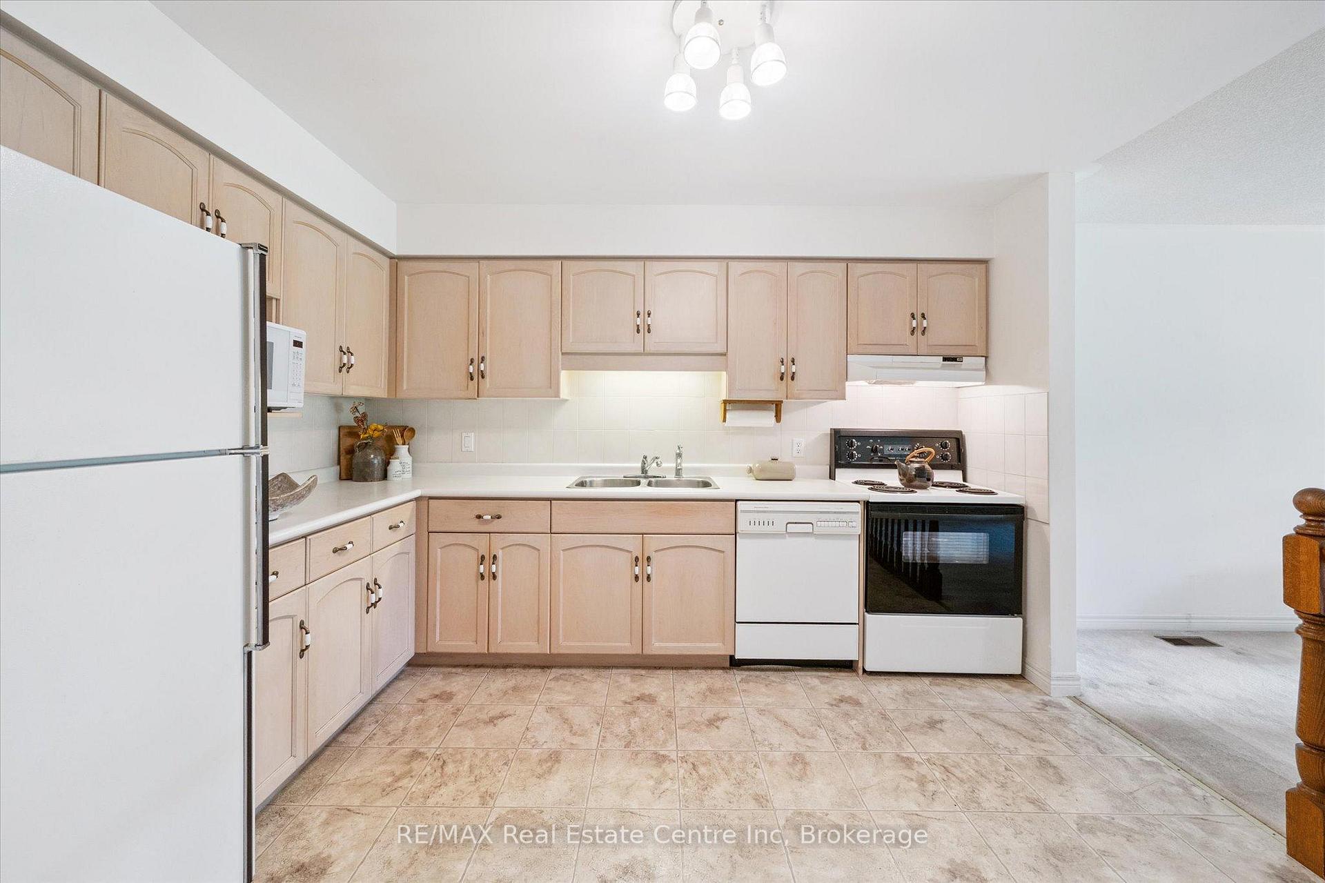 Photo 5 of 3 Gardenview Court, Guelph, Village By The Arboretum — HOMEH