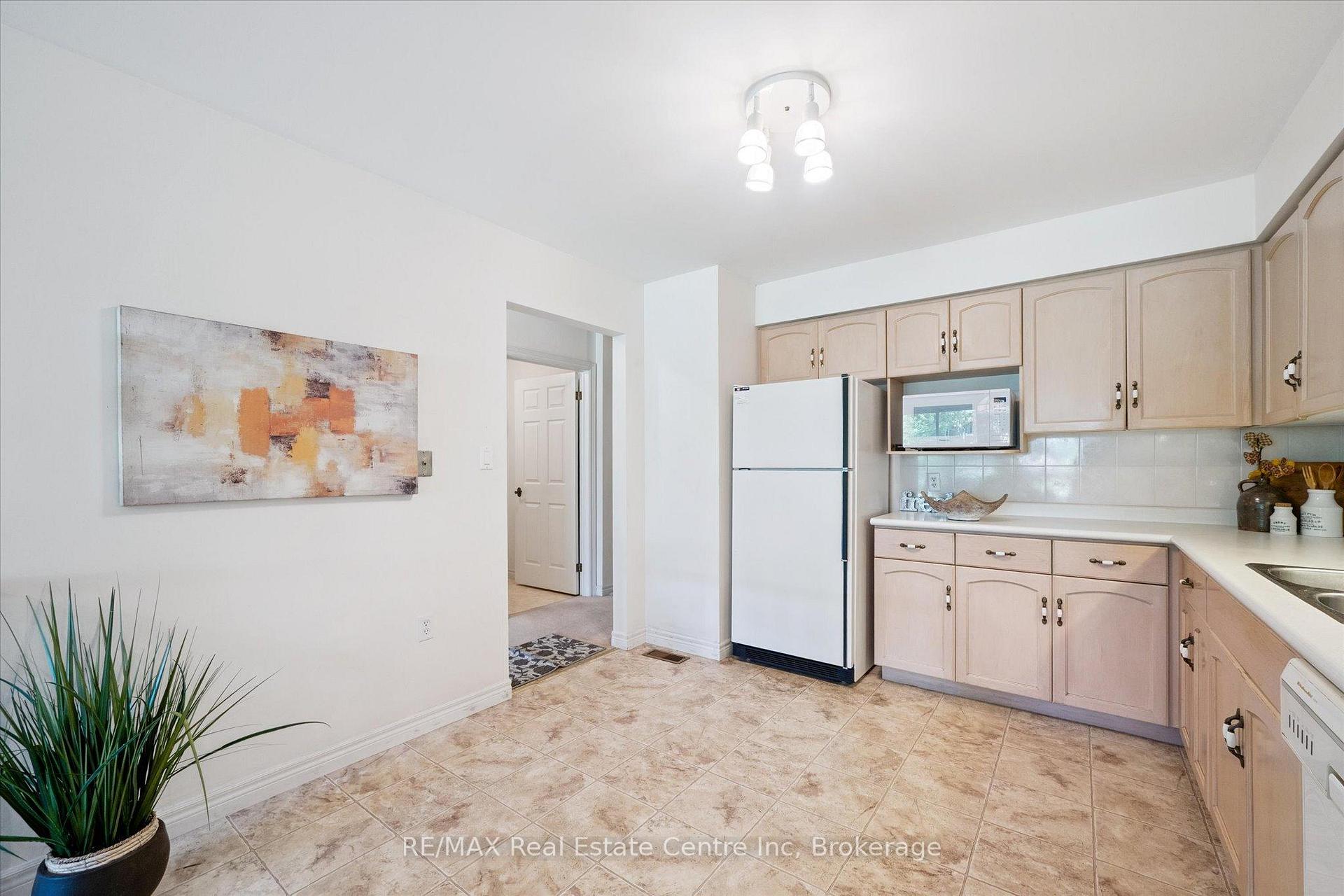 Photo 6 of 3 Gardenview Court, Guelph, Village By The Arboretum — HOMEH