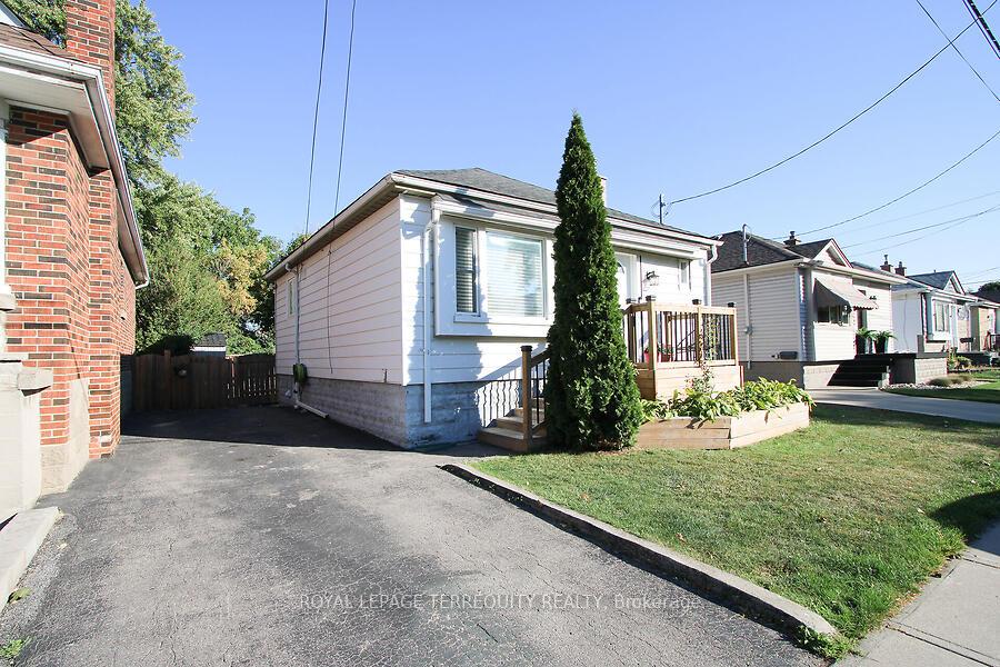Photo 2 of 153 East 16th Street, Hamilton, Inch Park — HOMEH