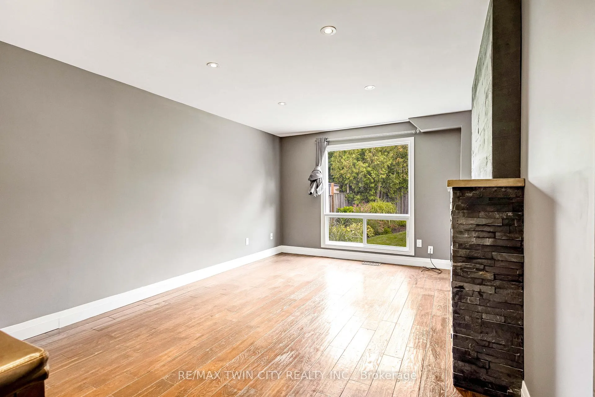 Photo 11 of 50 Walman Drive, Guelph, Kortright West — HOMEH