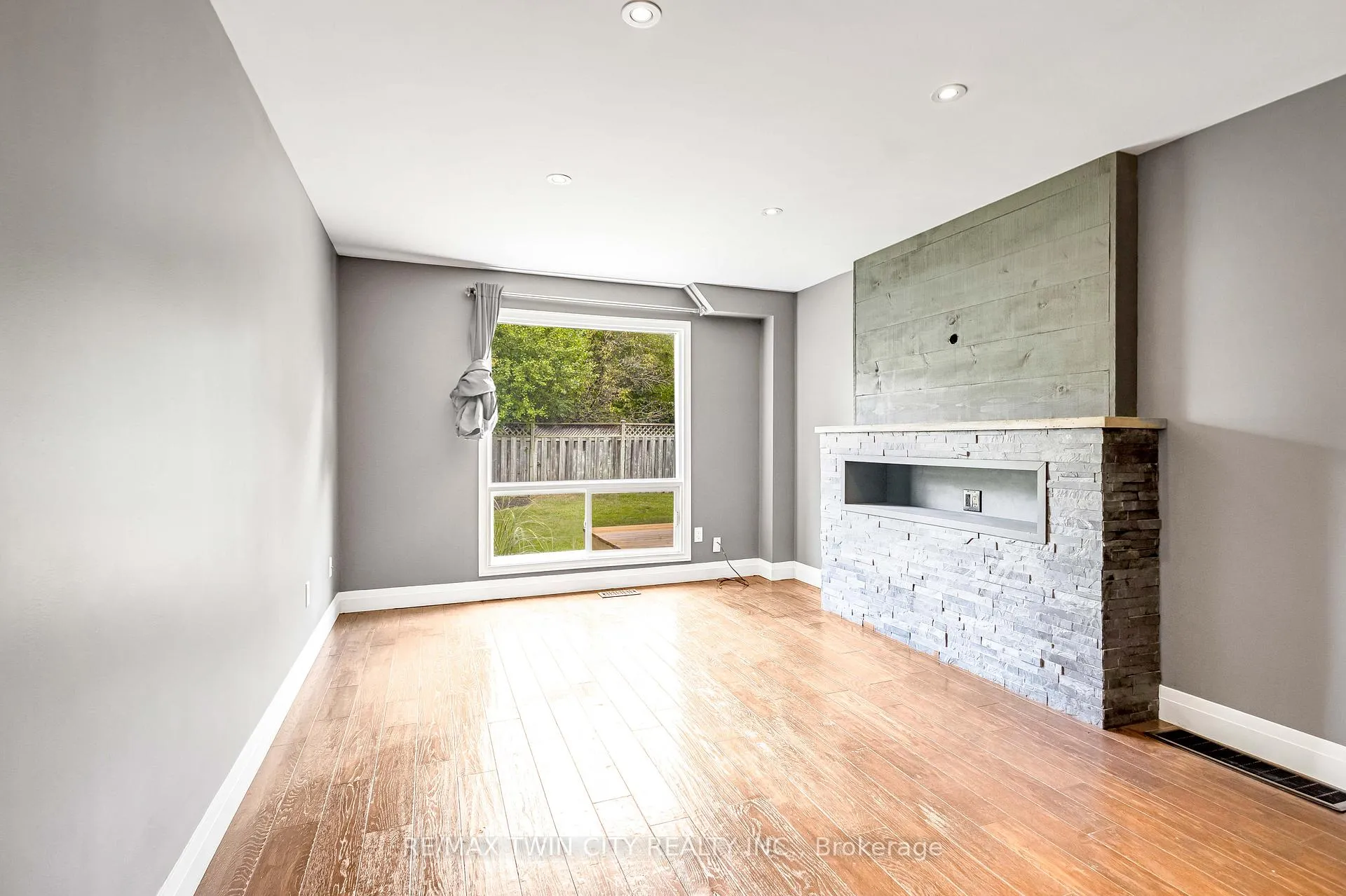 Photo 12 of 50 Walman Drive, Guelph, Kortright West — HOMEH