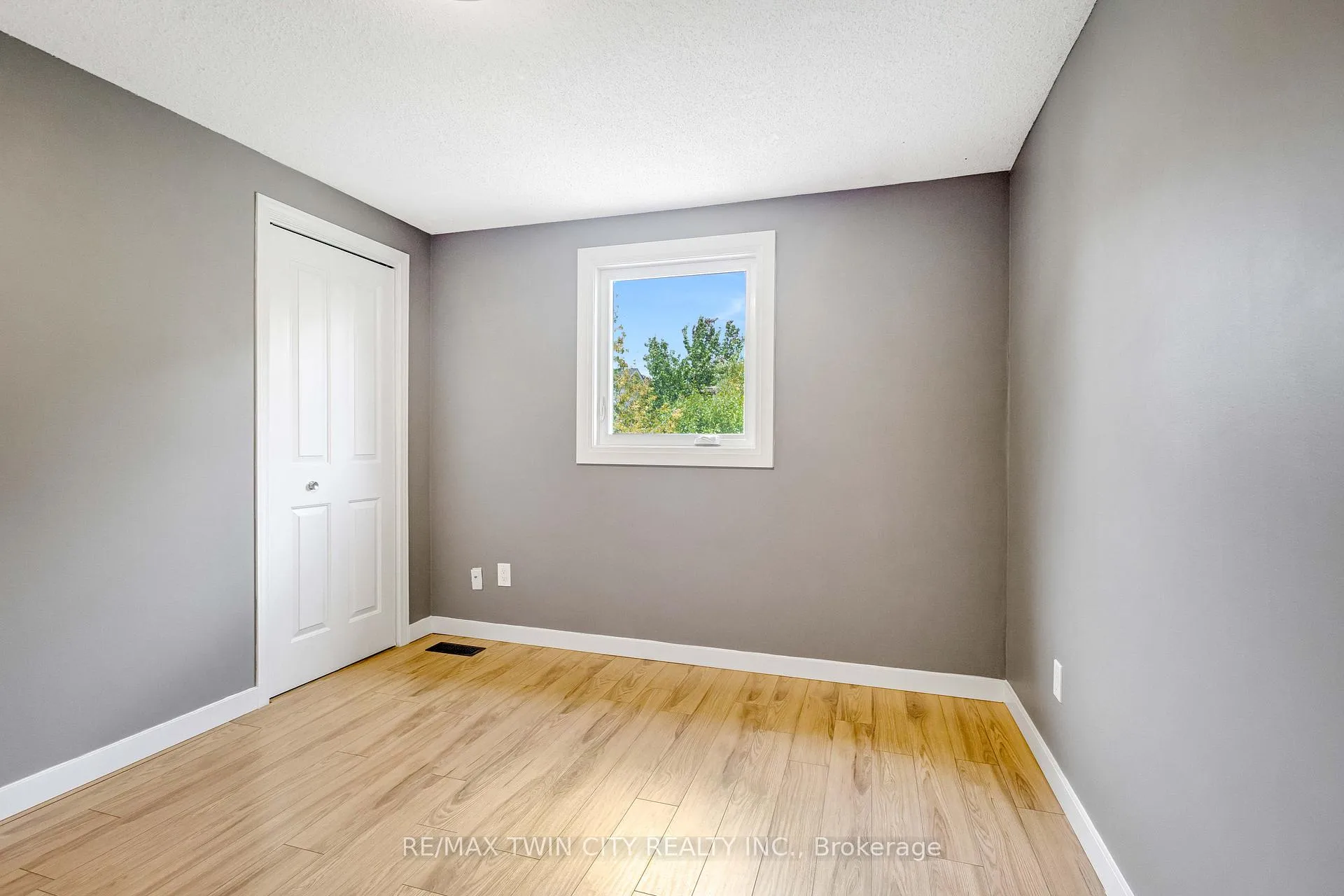 Photo 24 of 50 Walman Drive, Guelph, Kortright West — HOMEH