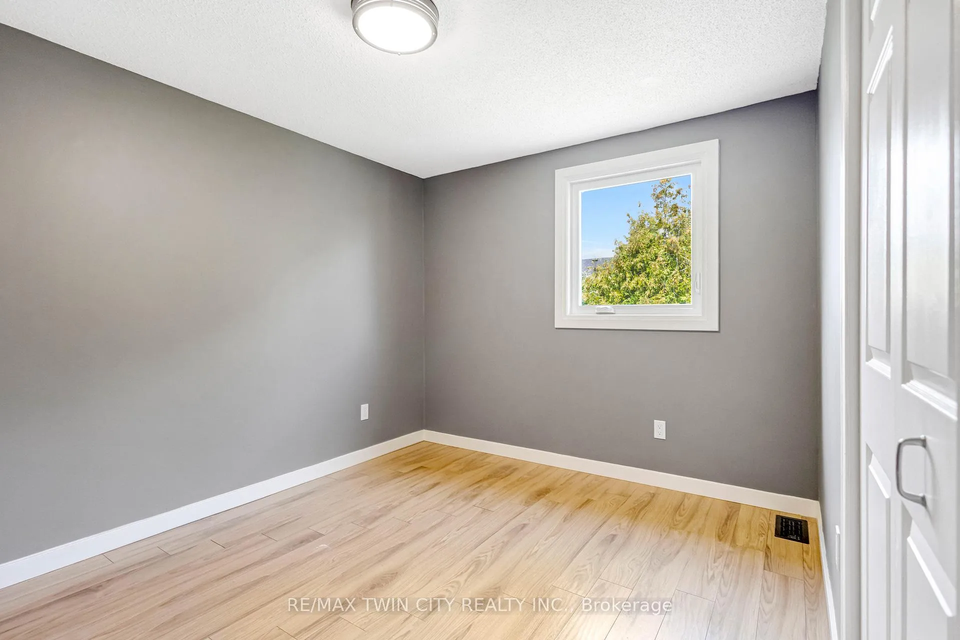 Photo 25 of 50 Walman Drive, Guelph, Kortright West — HOMEH