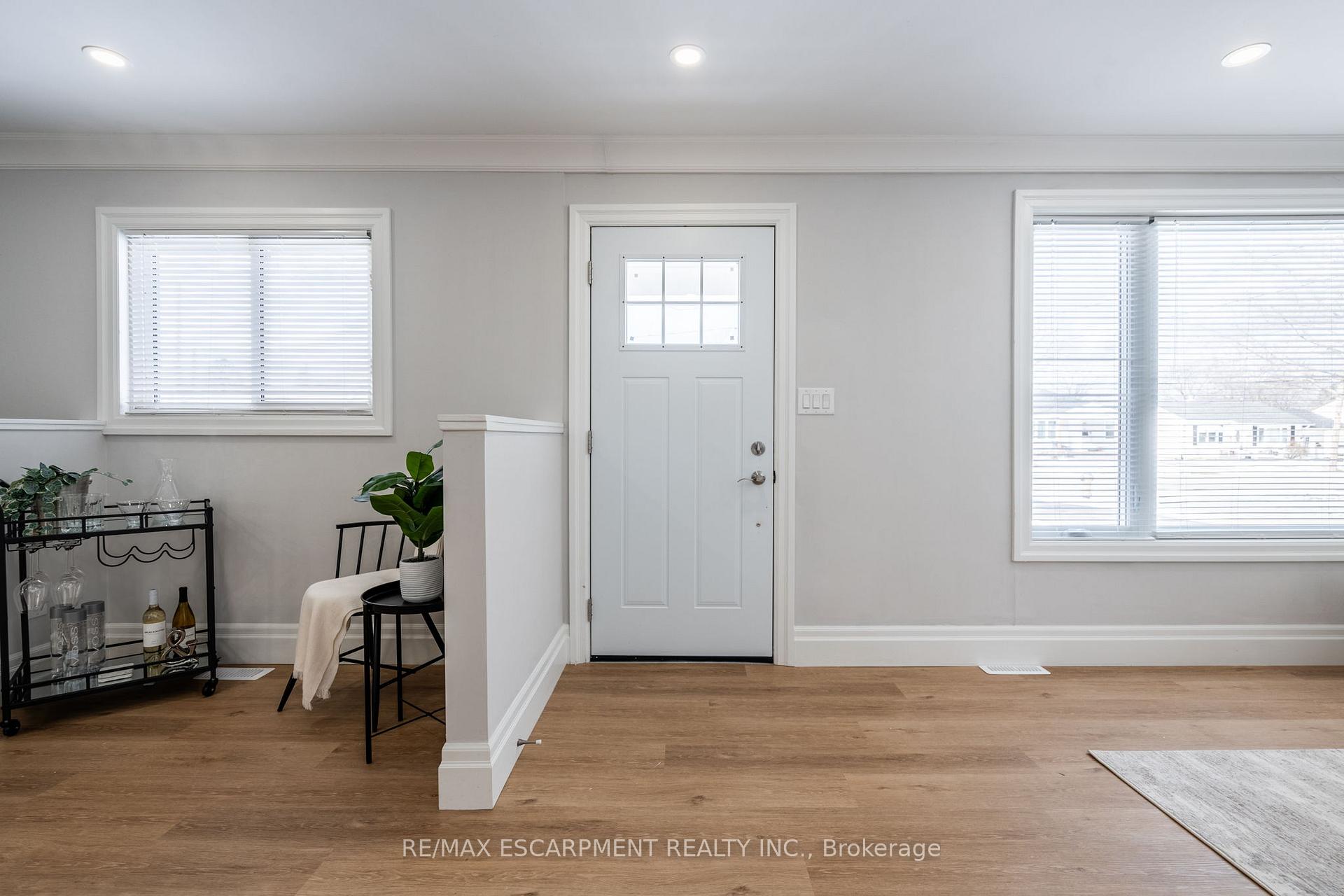 Photo 4 of 14 Lakeview Avenue, Grimsby, Grimsby Beach — HOMEH
