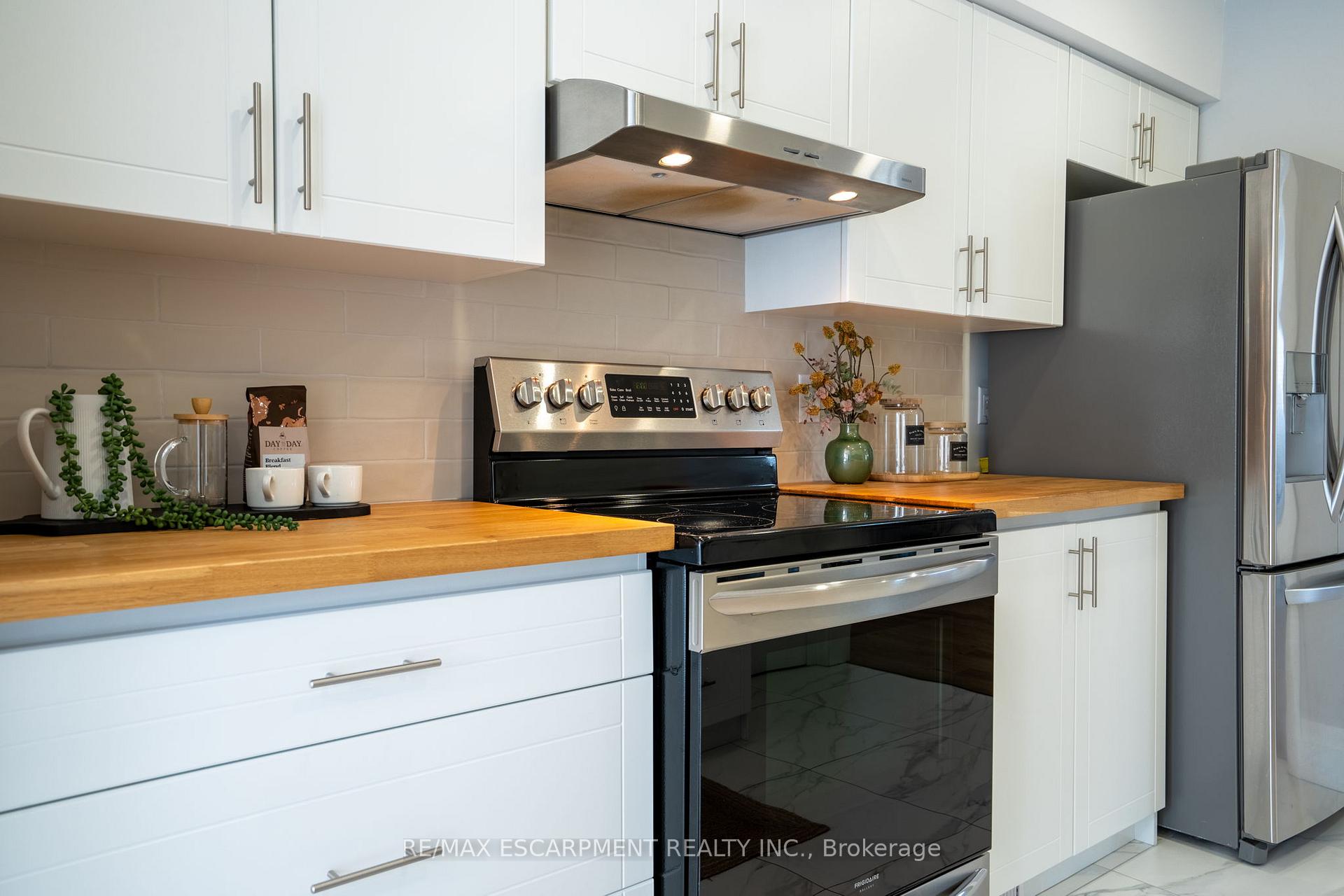 Photo 11 of 14 Lakeview Avenue, Grimsby, Grimsby Beach — HOMEH