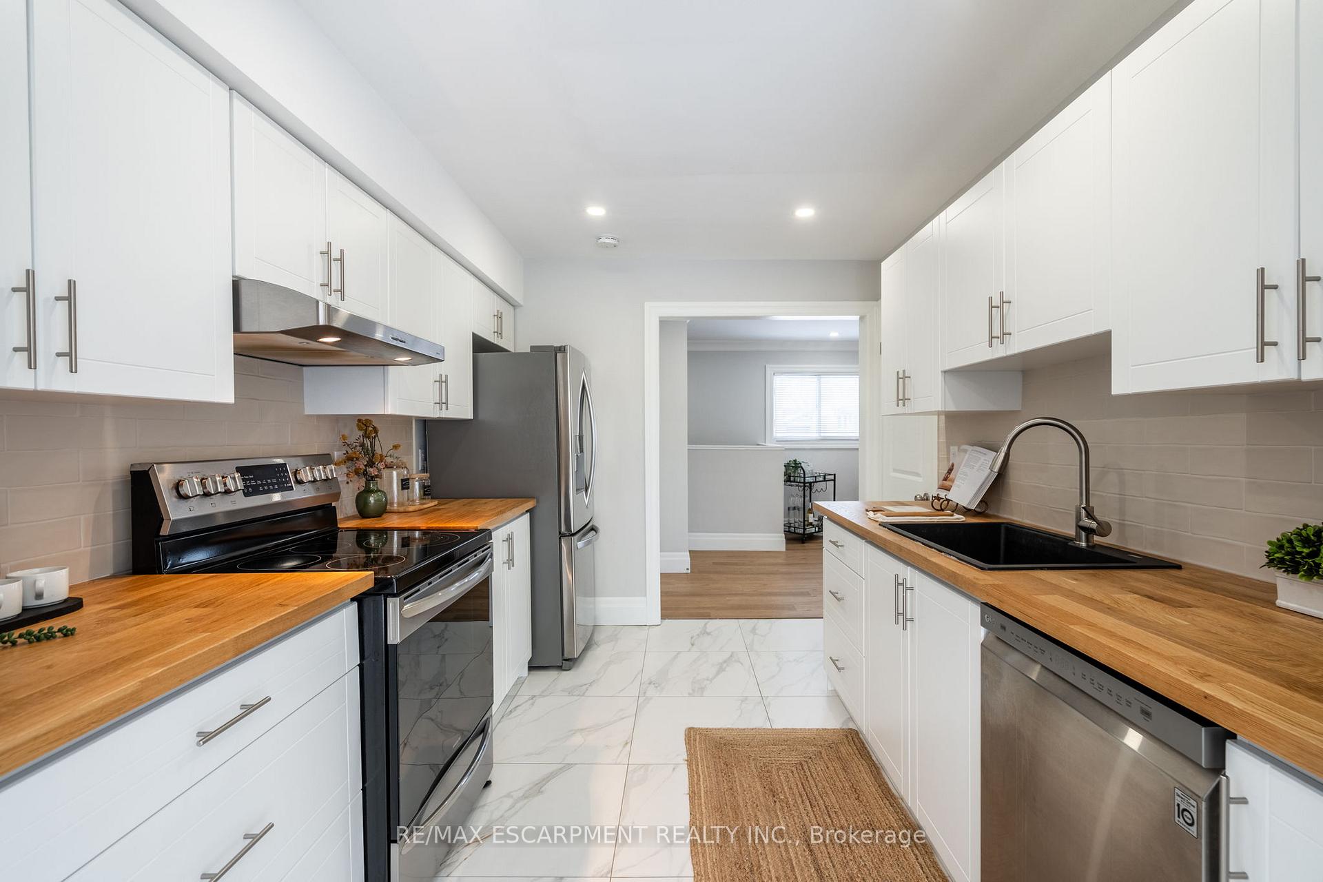 Photo 12 of 14 Lakeview Avenue, Grimsby, Grimsby Beach — HOMEH