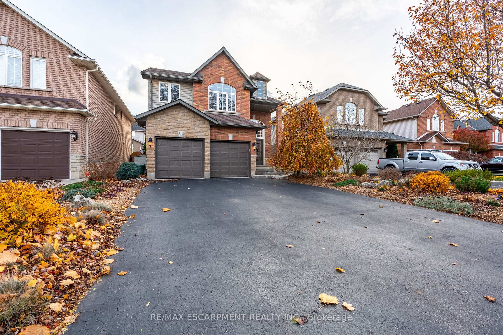 Photo 2 of 14 Evergreens Drive, Grimsby, Grimsby West — HOMEH