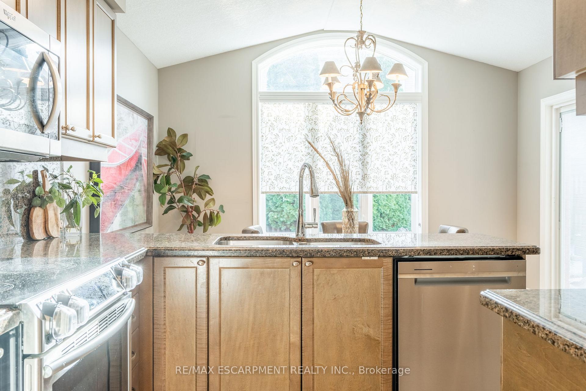 Photo 12 of 14 Evergreens Drive, Grimsby, Grimsby West — HOMEH