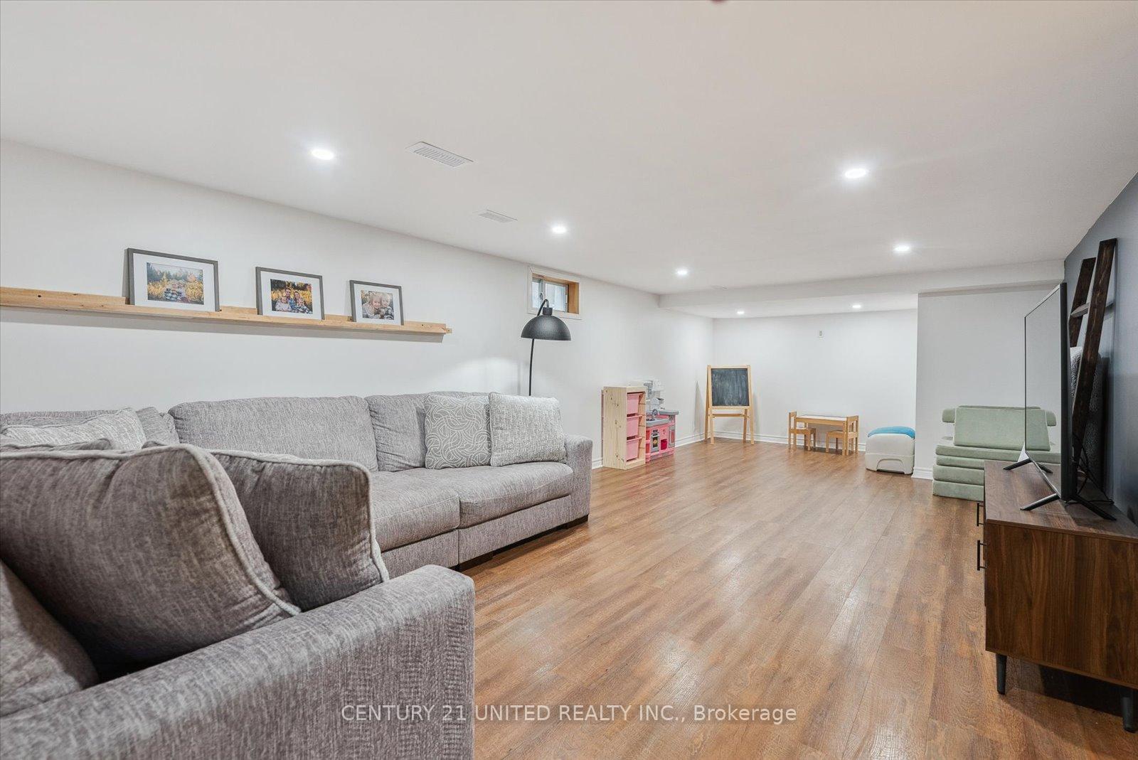 Photo 35 of 907 Rosehill Drive, Peterborough, Northcrest Ward 5 — HOMEH