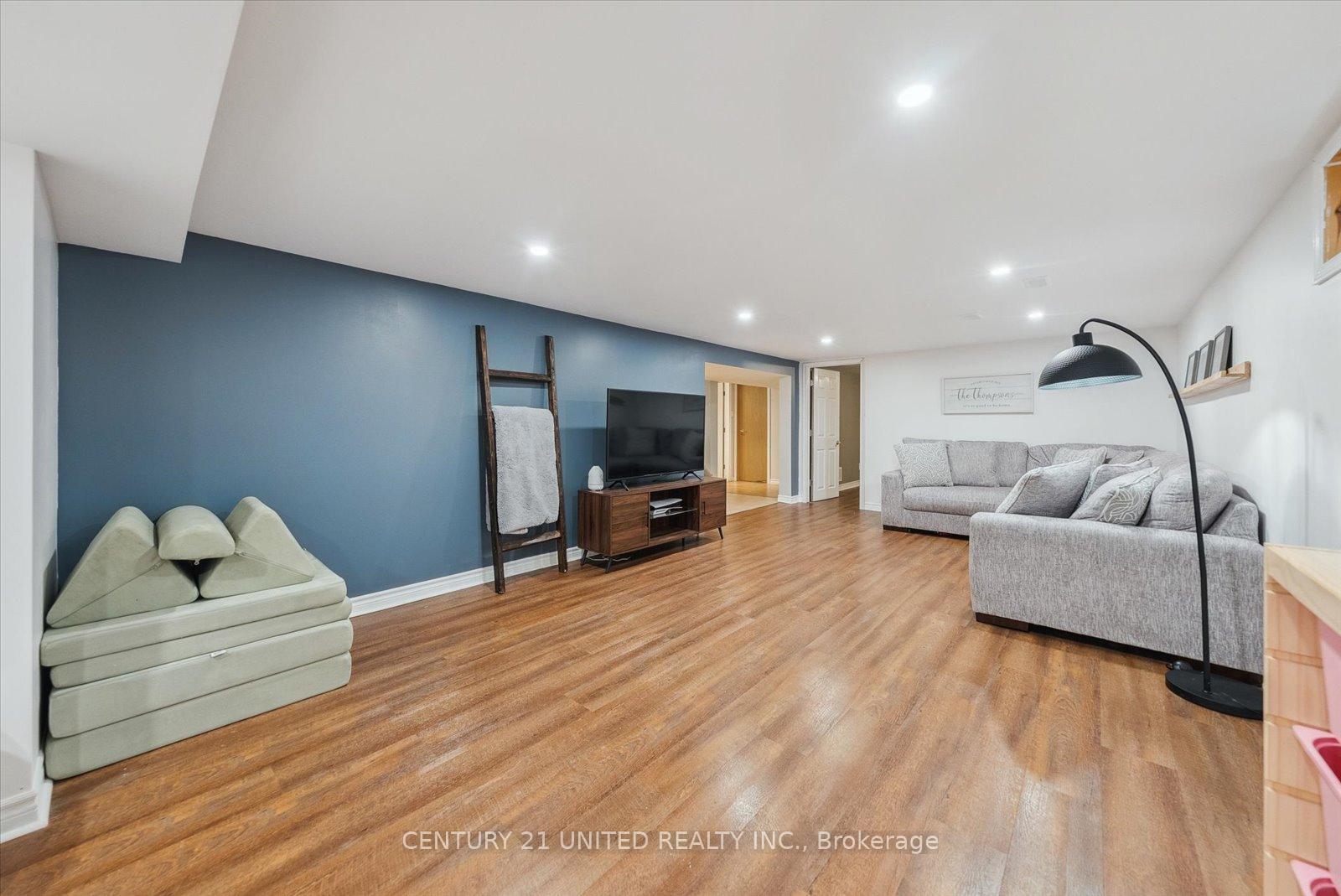 Photo 37 of 907 Rosehill Drive, Peterborough, Northcrest Ward 5 — HOMEH