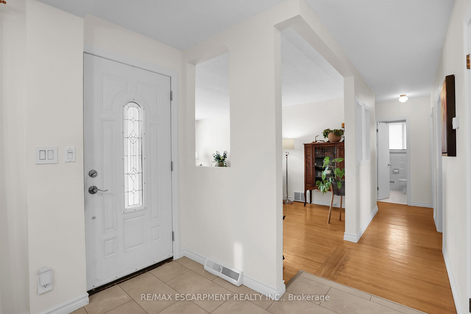 Photo 4 of 8 Lakeview Avenue, Grimsby, Grimsby Beach — HOMEH
