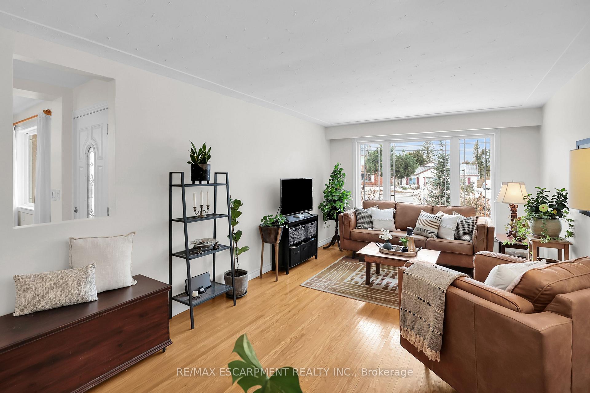 Photo 7 of 8 Lakeview Avenue, Grimsby, Grimsby Beach — HOMEH