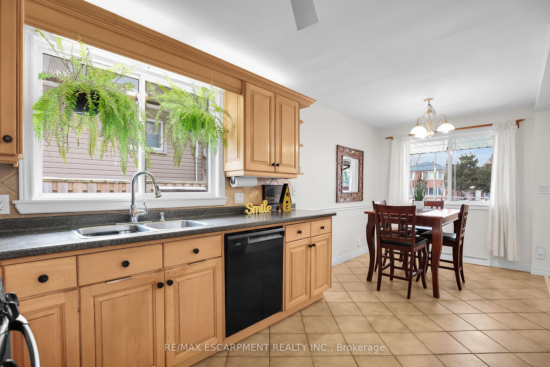 Photo 11 of 8 Lakeview Avenue, Grimsby, Grimsby Beach — HOMEH