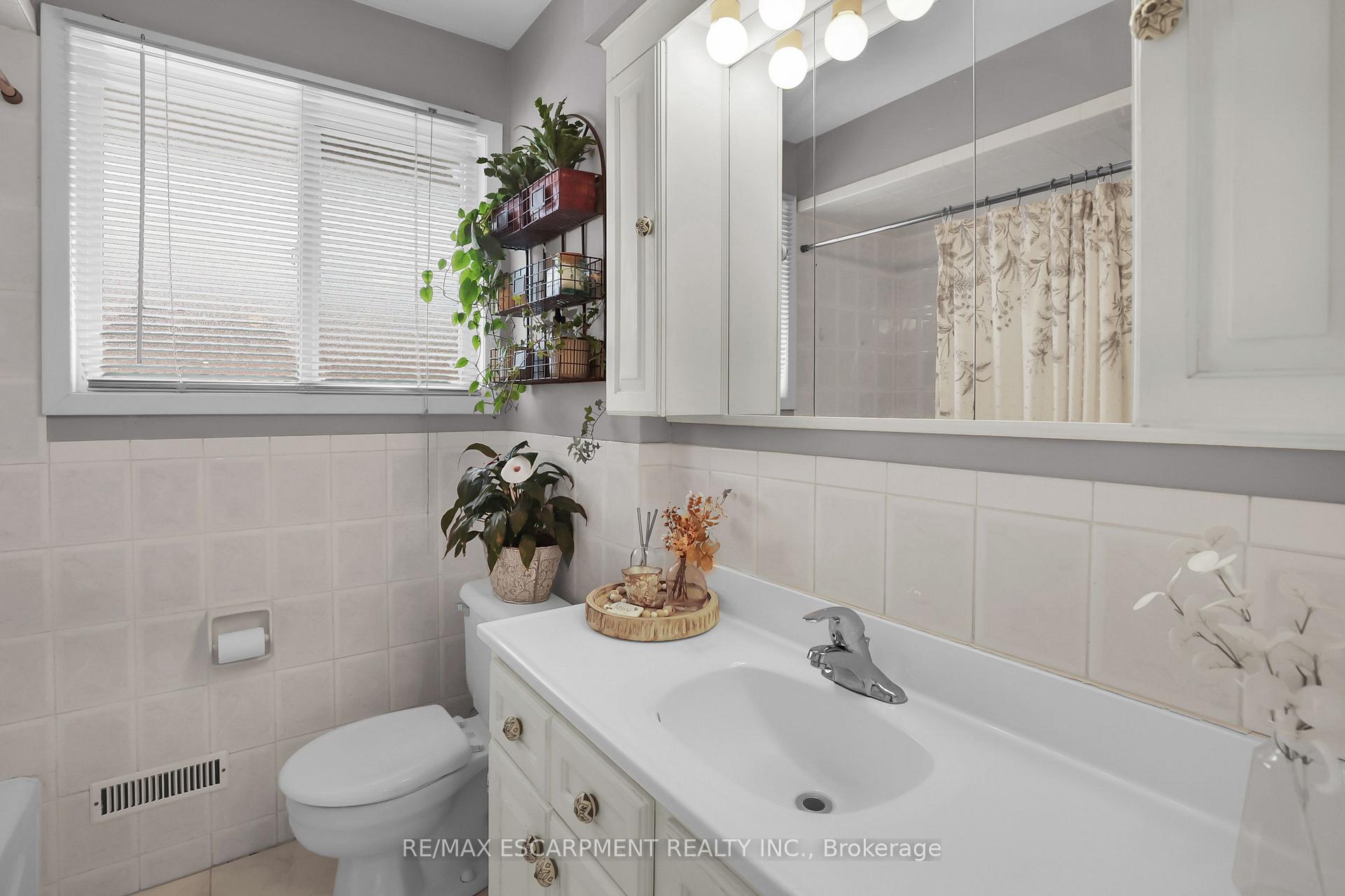 Photo 15 of 8 Lakeview Avenue, Grimsby, Grimsby Beach — HOMEH
