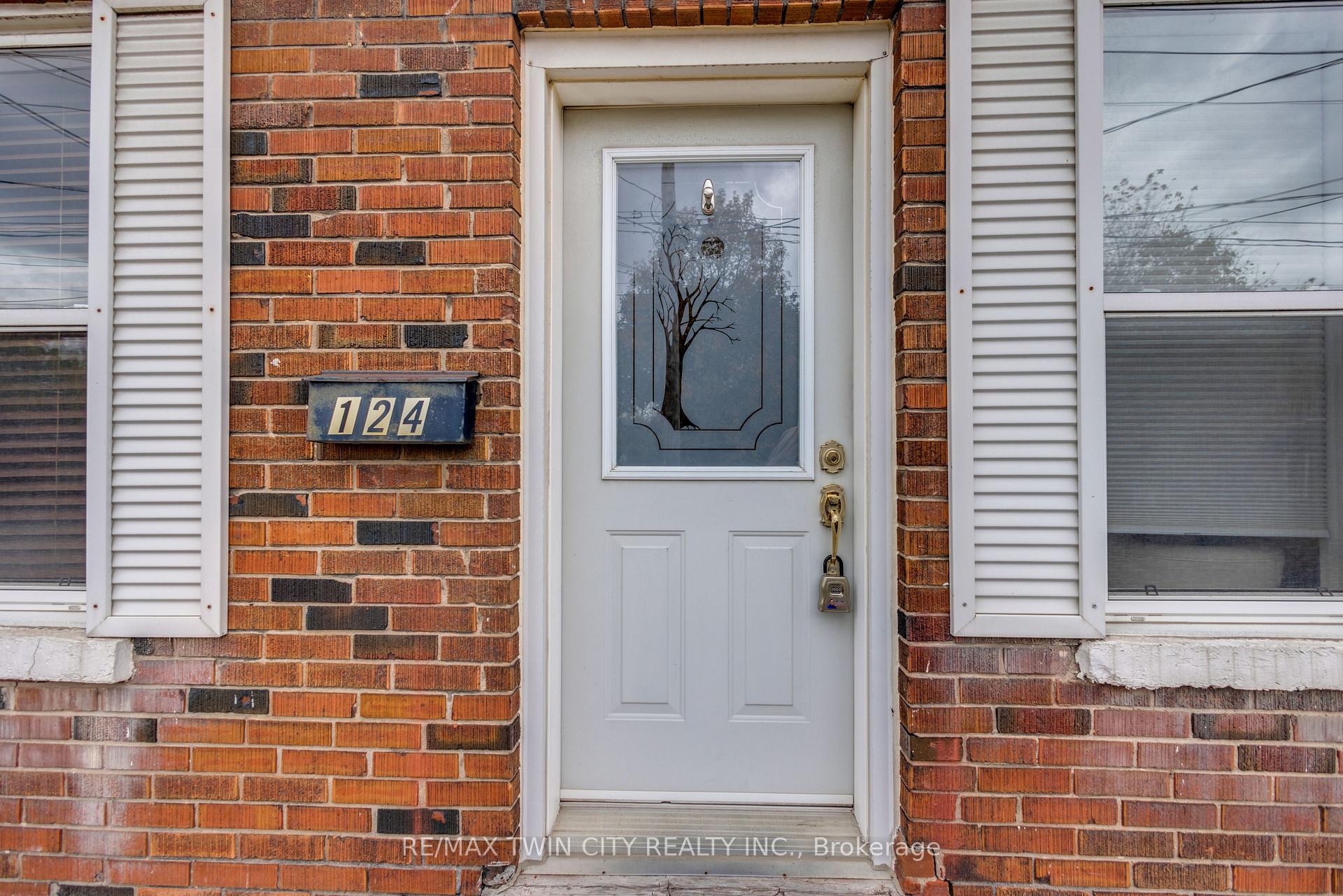 Photo 2 of 124 Elizabeth Street, Guelph, St. Patrick's Ward — HOMEH