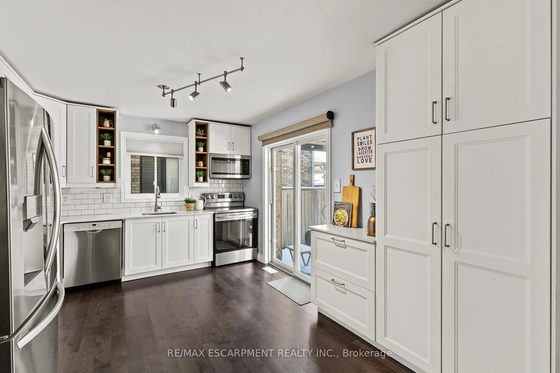 Photo 7 of 11 Wilbur Drive, Hamilton, Binbrook — HOMEH