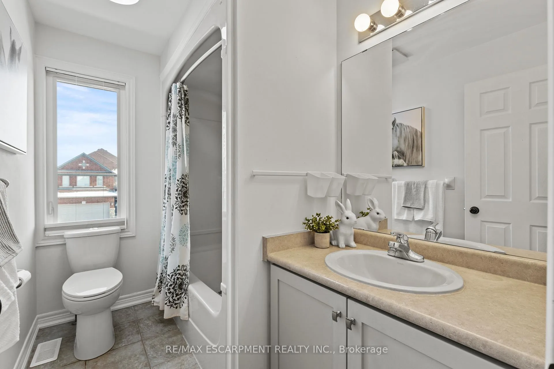 Photo 14 of 11 Wilbur Drive, Hamilton, Binbrook — HOMEH