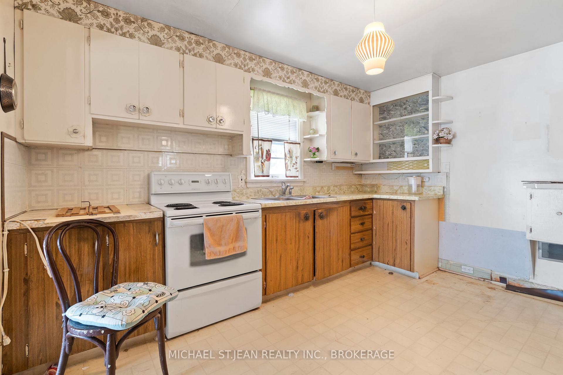 Photo 8 of 431 Maple Avenue, Grimsby, Grimsby Beach — HOMEH