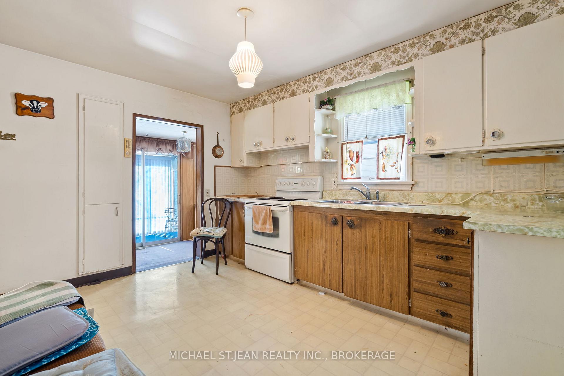 Photo 9 of 431 Maple Avenue, Grimsby, Grimsby Beach — HOMEH