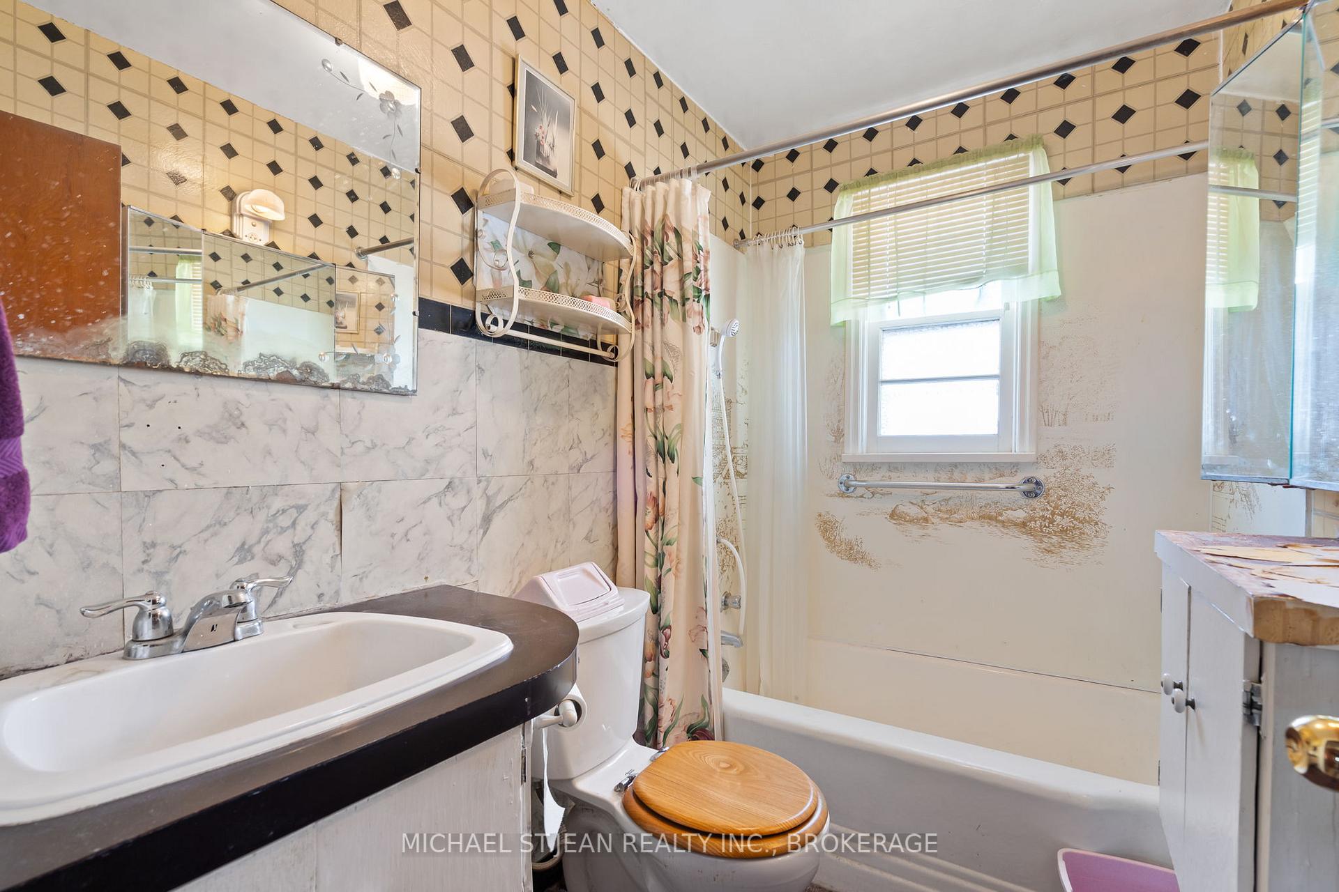 Photo 10 of 431 Maple Avenue, Grimsby, Grimsby Beach — HOMEH