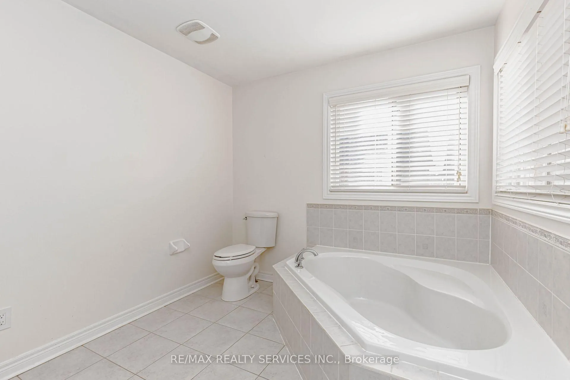 Photo 24 of 116 Chalkfarm Crescent, Brampton, Northwest Sandalwood Parkway — HOMEH