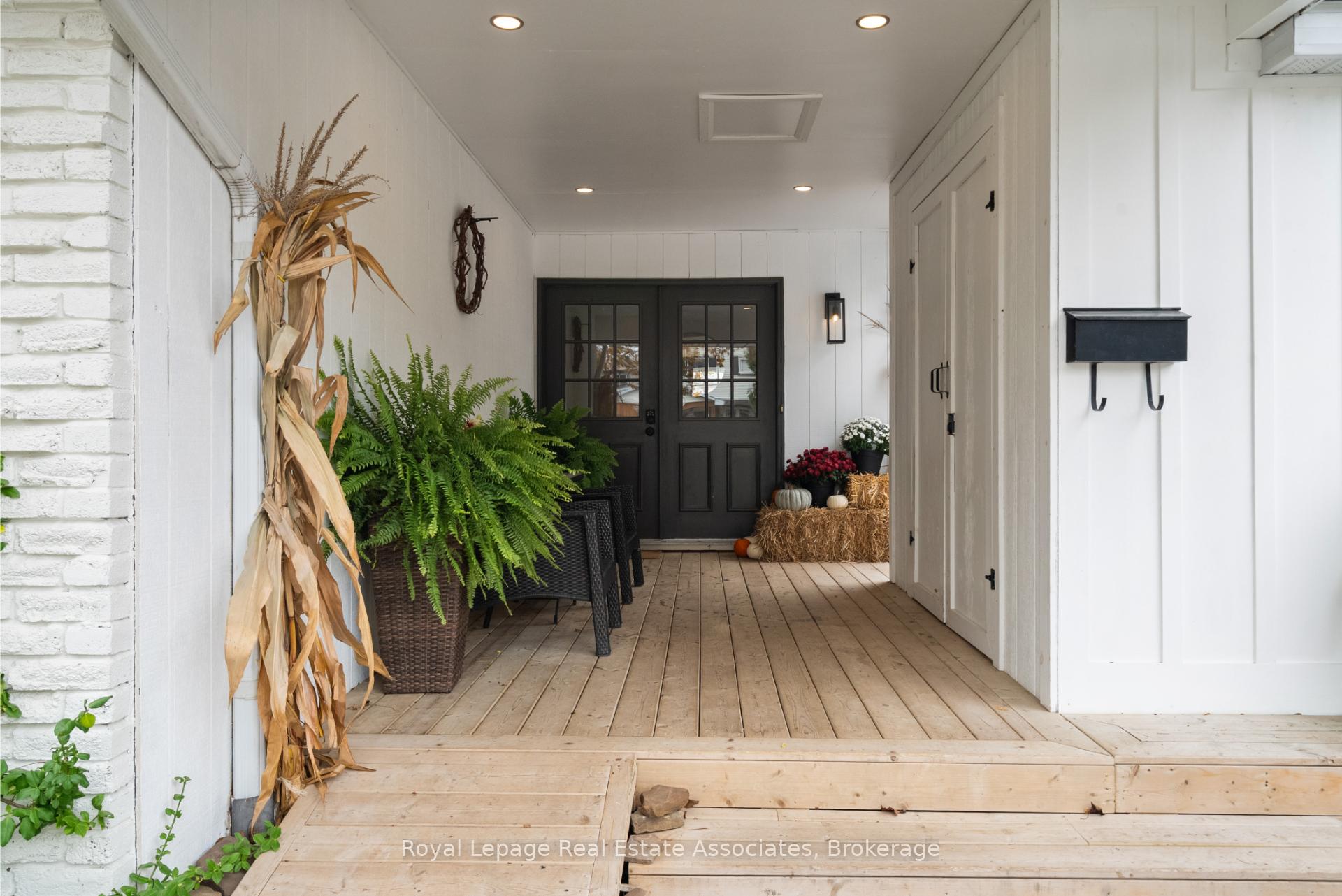 Photo 3 of 86 Queensdale Crescent, Guelph, Willow West/Sugarbush/West Acres — HOMEH