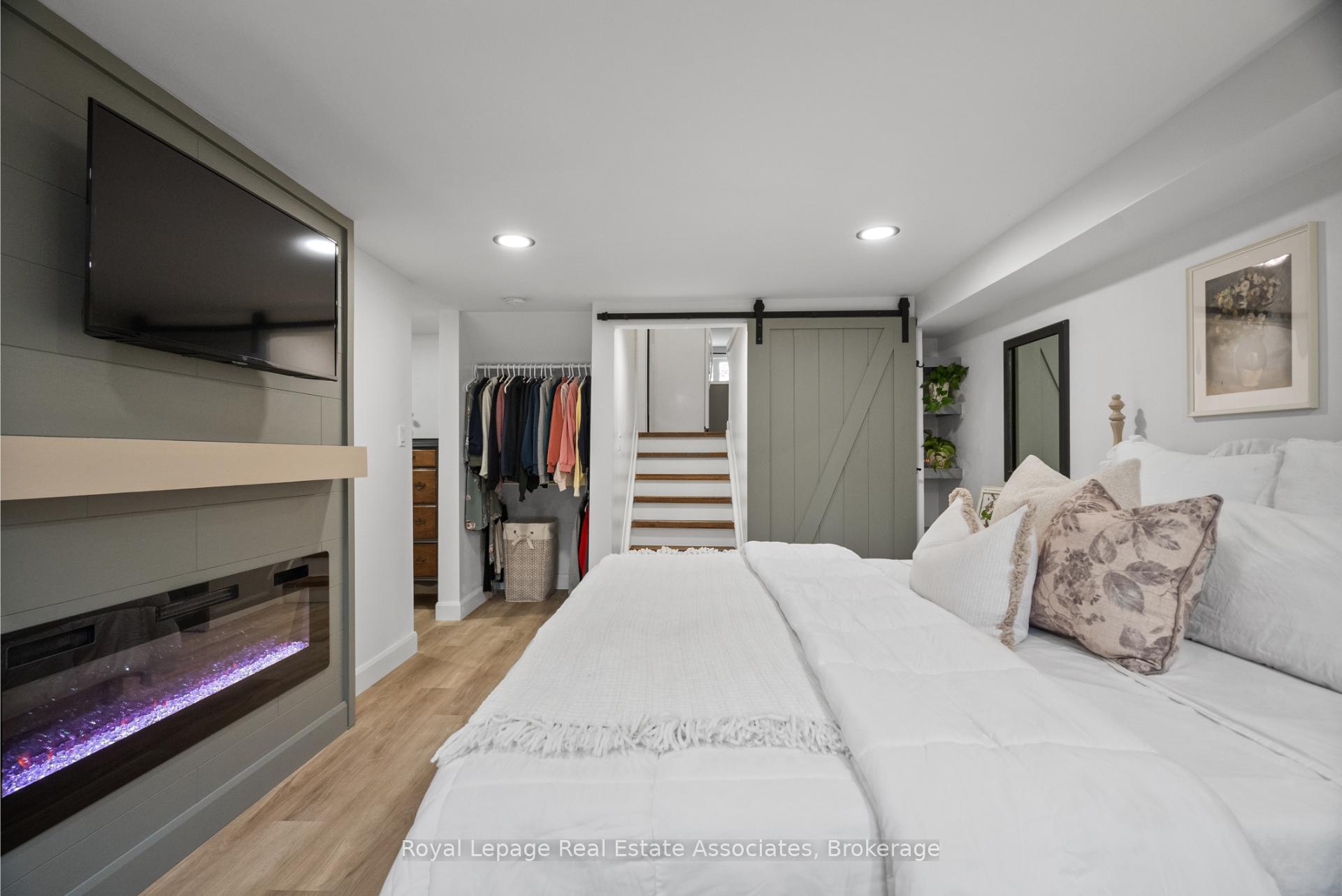 Photo 32 of 86 Queensdale Crescent, Guelph, Willow West/Sugarbush/West Acres — HOMEH